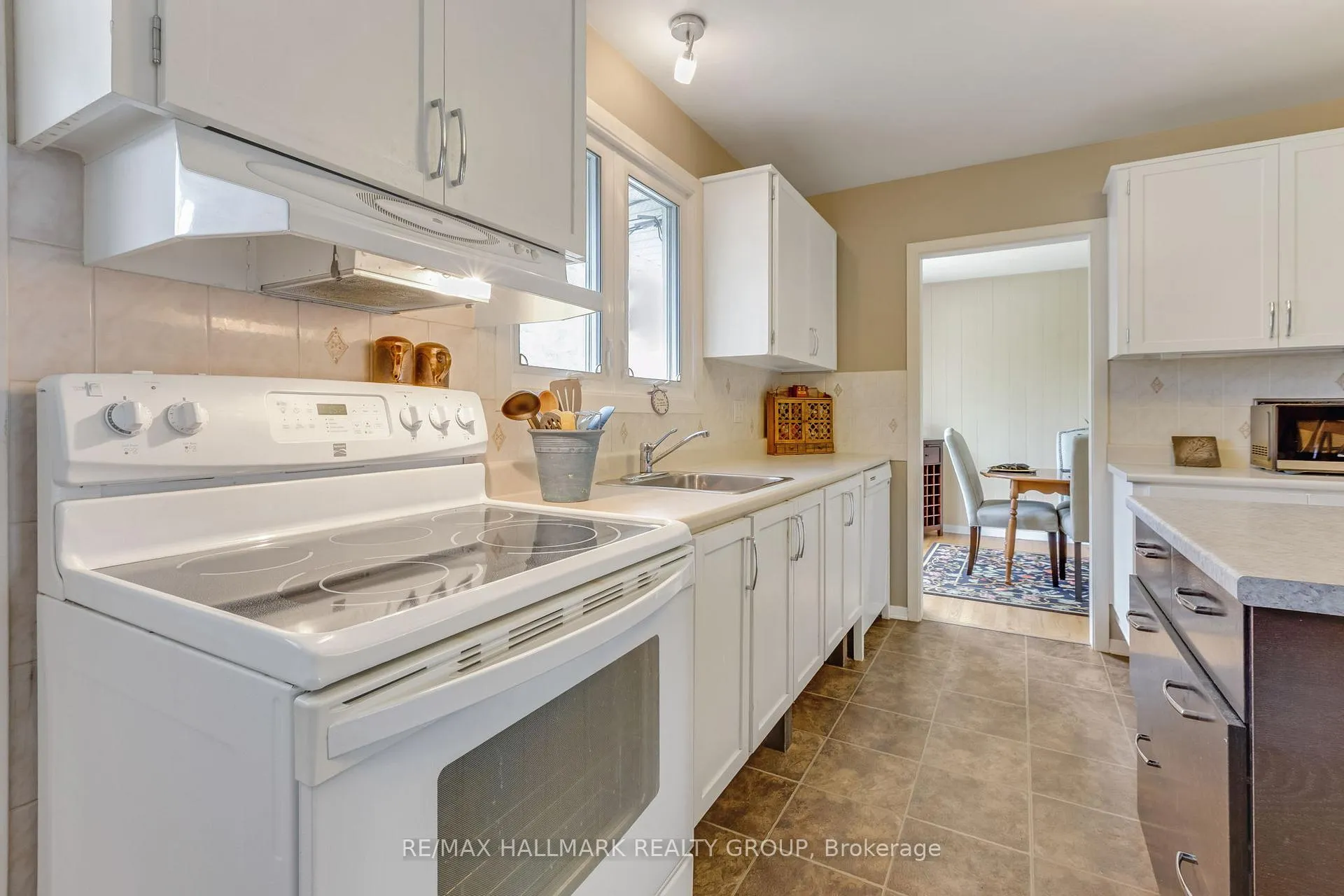 Photo 209 of 1055 Wiseman Crescent, Ottawa, Riverside Park — HOMEH