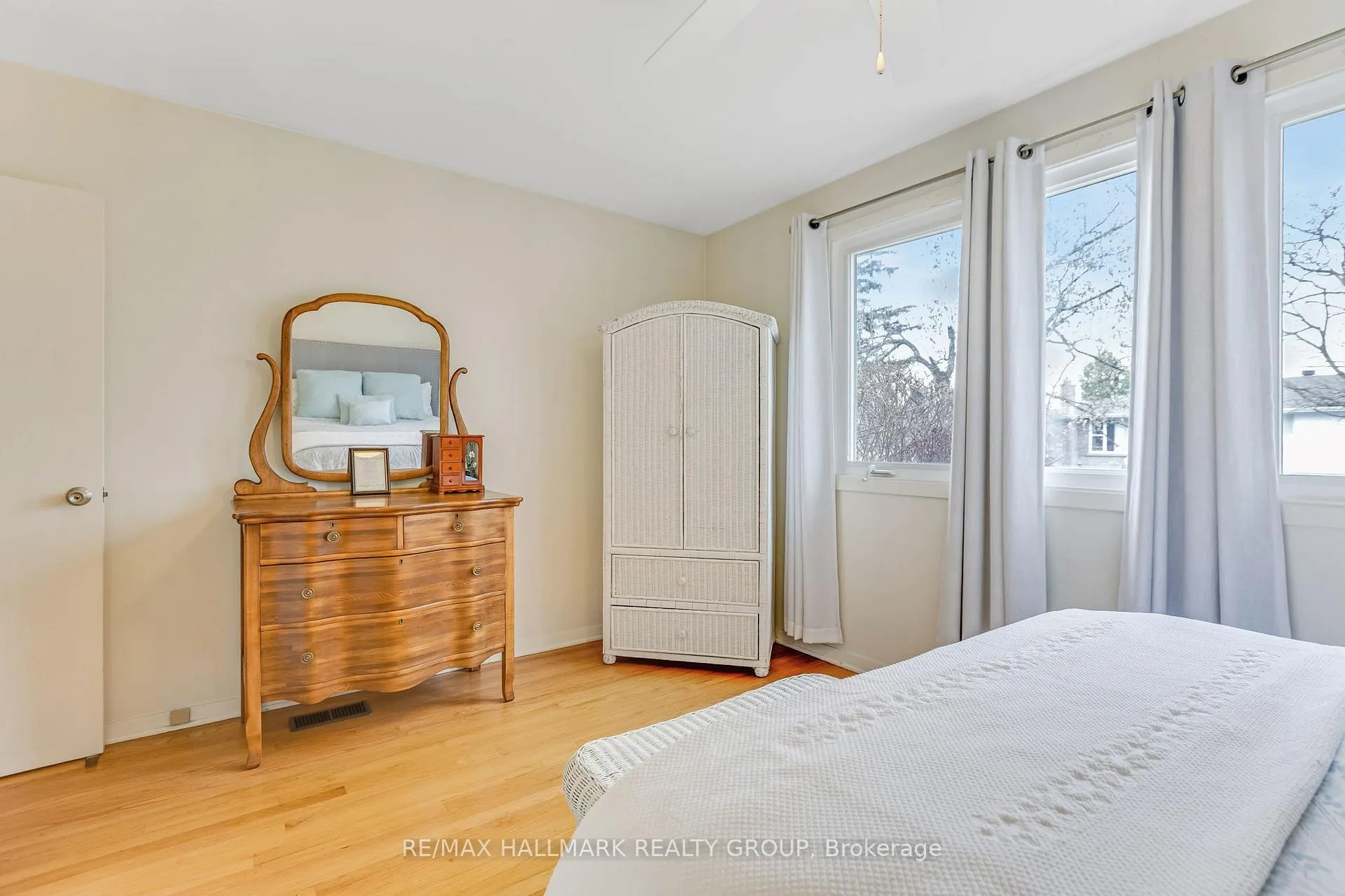 Photo 280 of 1055 Wiseman Crescent, Ottawa, Riverside Park — HOMEH