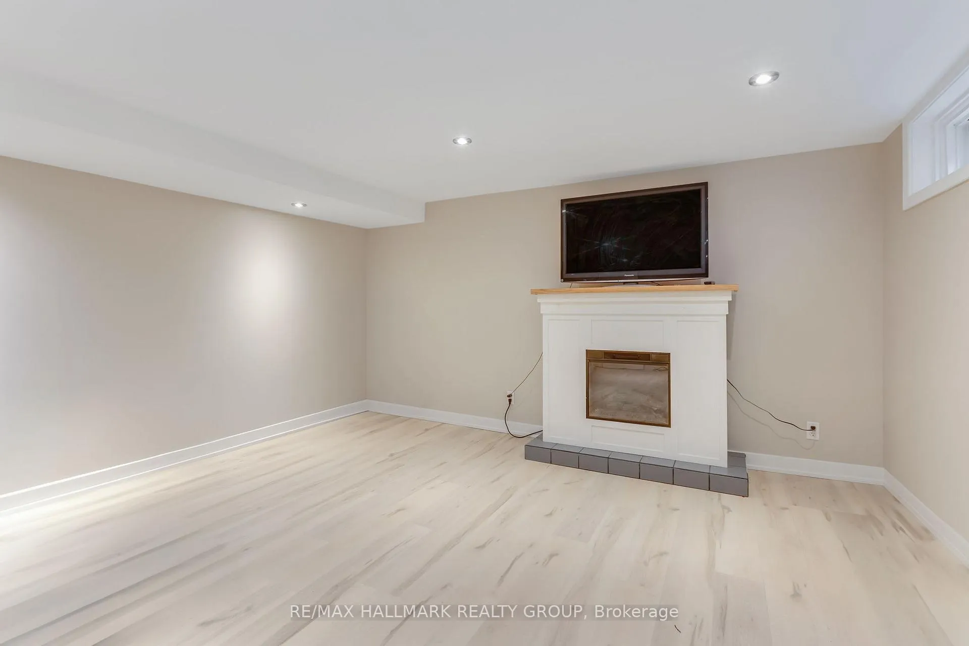 Photo 447 of 1055 Wiseman Crescent, Ottawa, Riverside Park — HOMEH