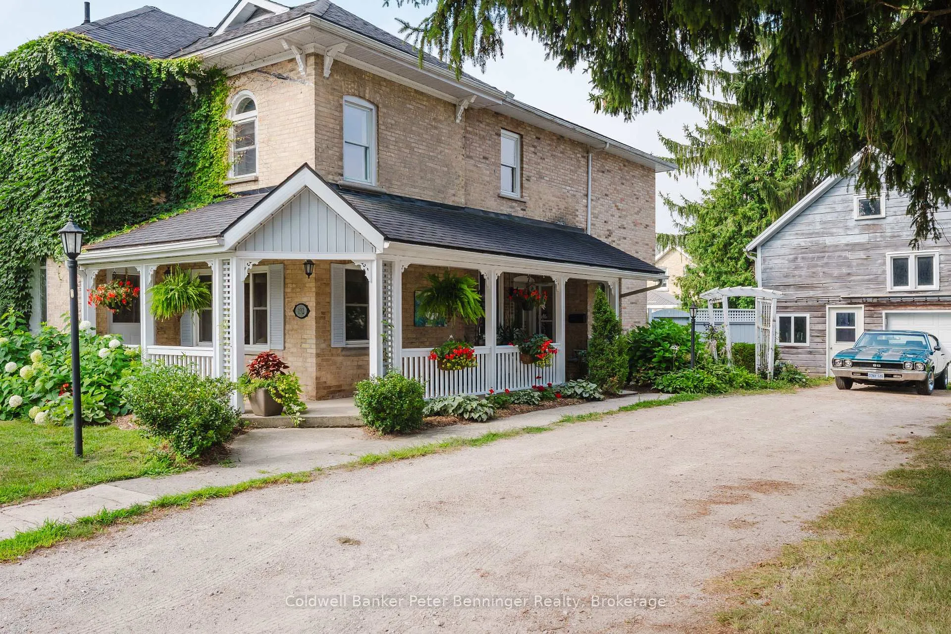 Front of 192 3 Avenue SW