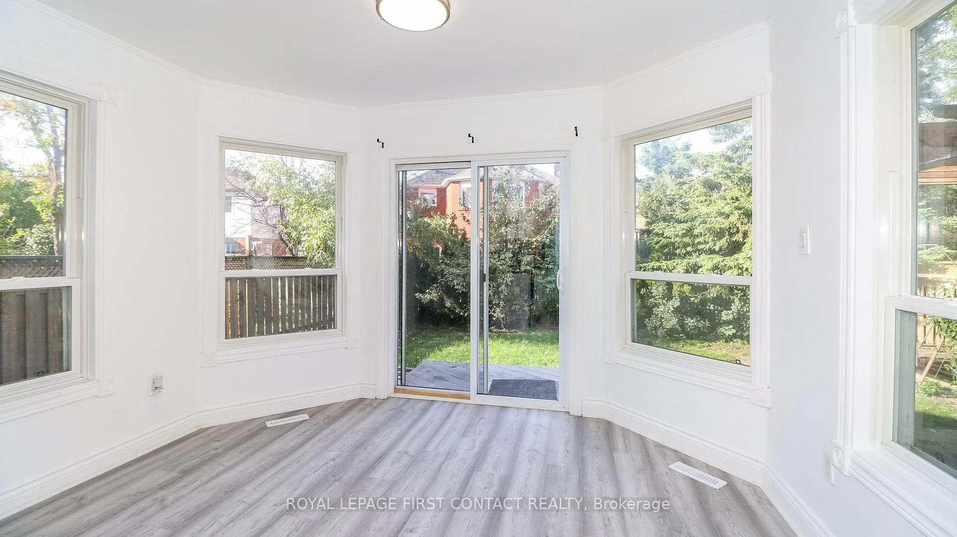 Photo 7 of 194 Kozlov Street, Barrie, West Bayfield — HOMEH
