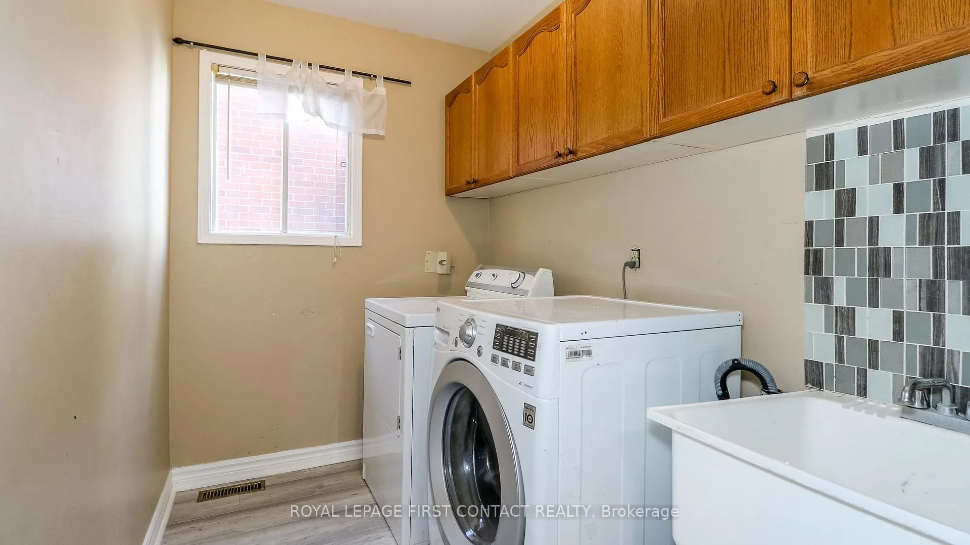 Photo 17 of 194 Kozlov Street, Barrie, West Bayfield — HOMEH