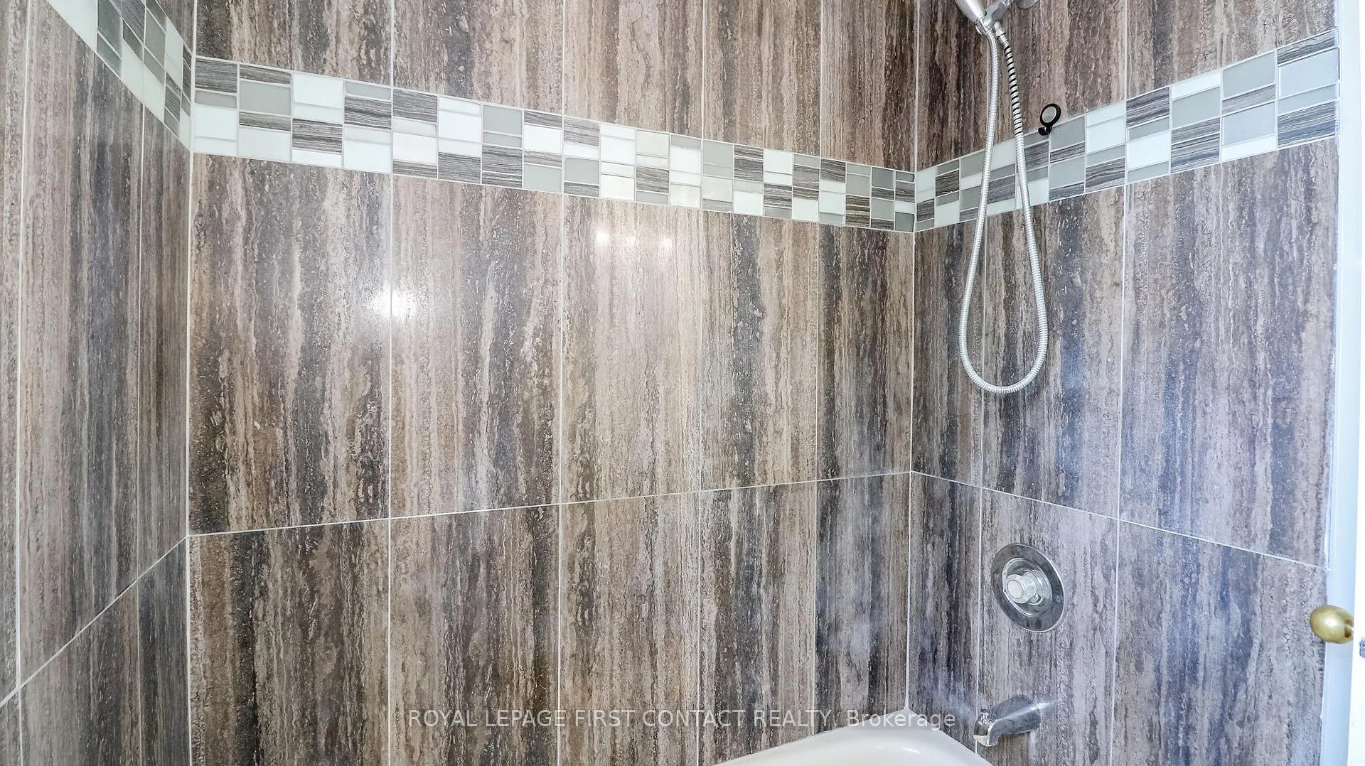 Photo 31 of 194 Kozlov Street, Barrie, West Bayfield — HOMEH