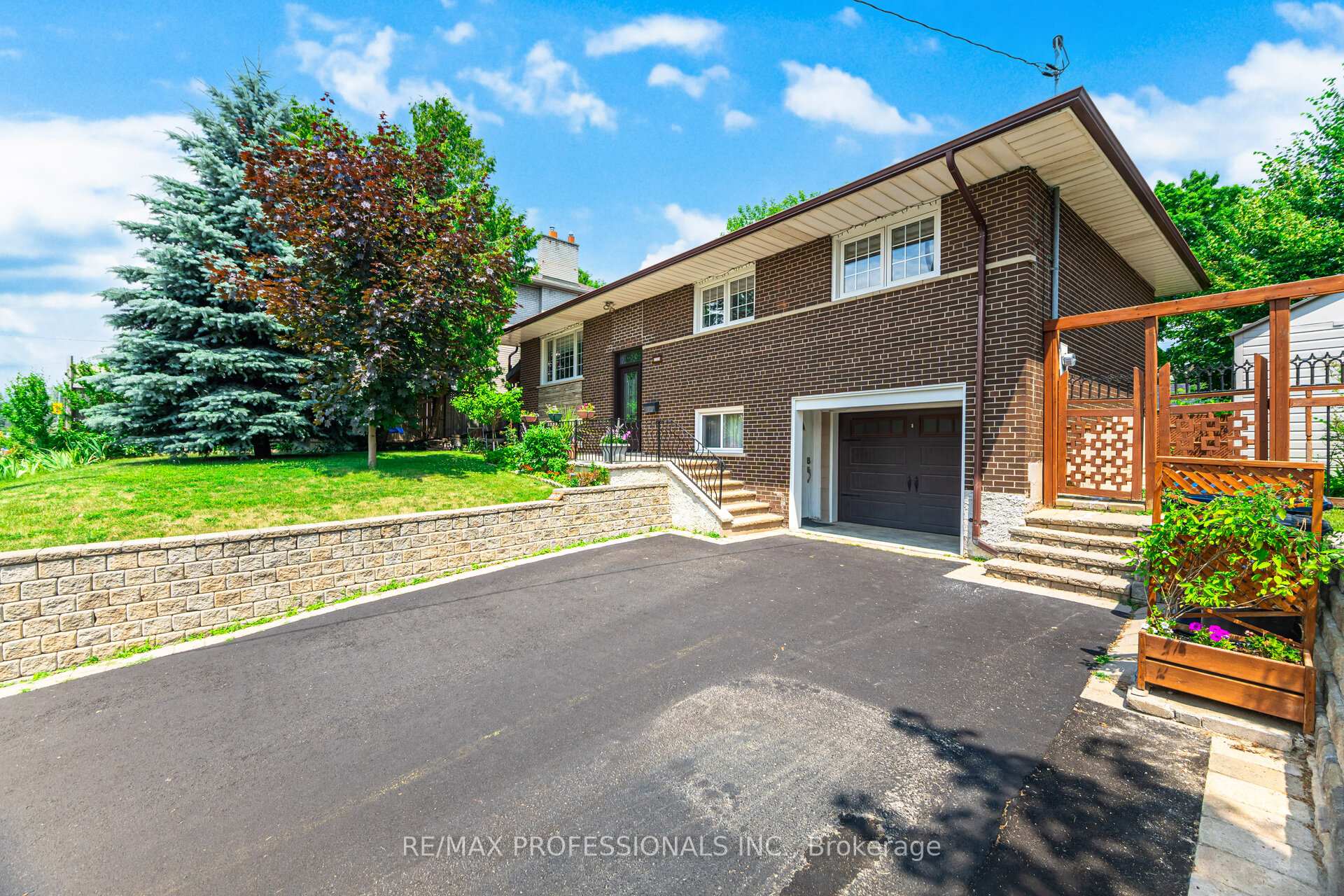 Photo 8 of 1549 Royal York Road, Etobicoke, Humber Heights — HOMEH