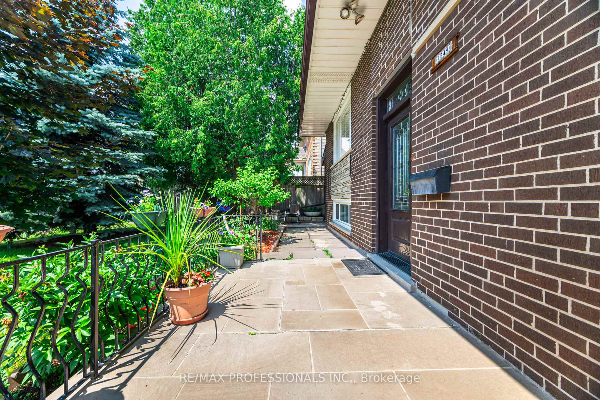 Photo 3 of 1549 Royal York Road, Etobicoke, Humber Heights — HOMEH