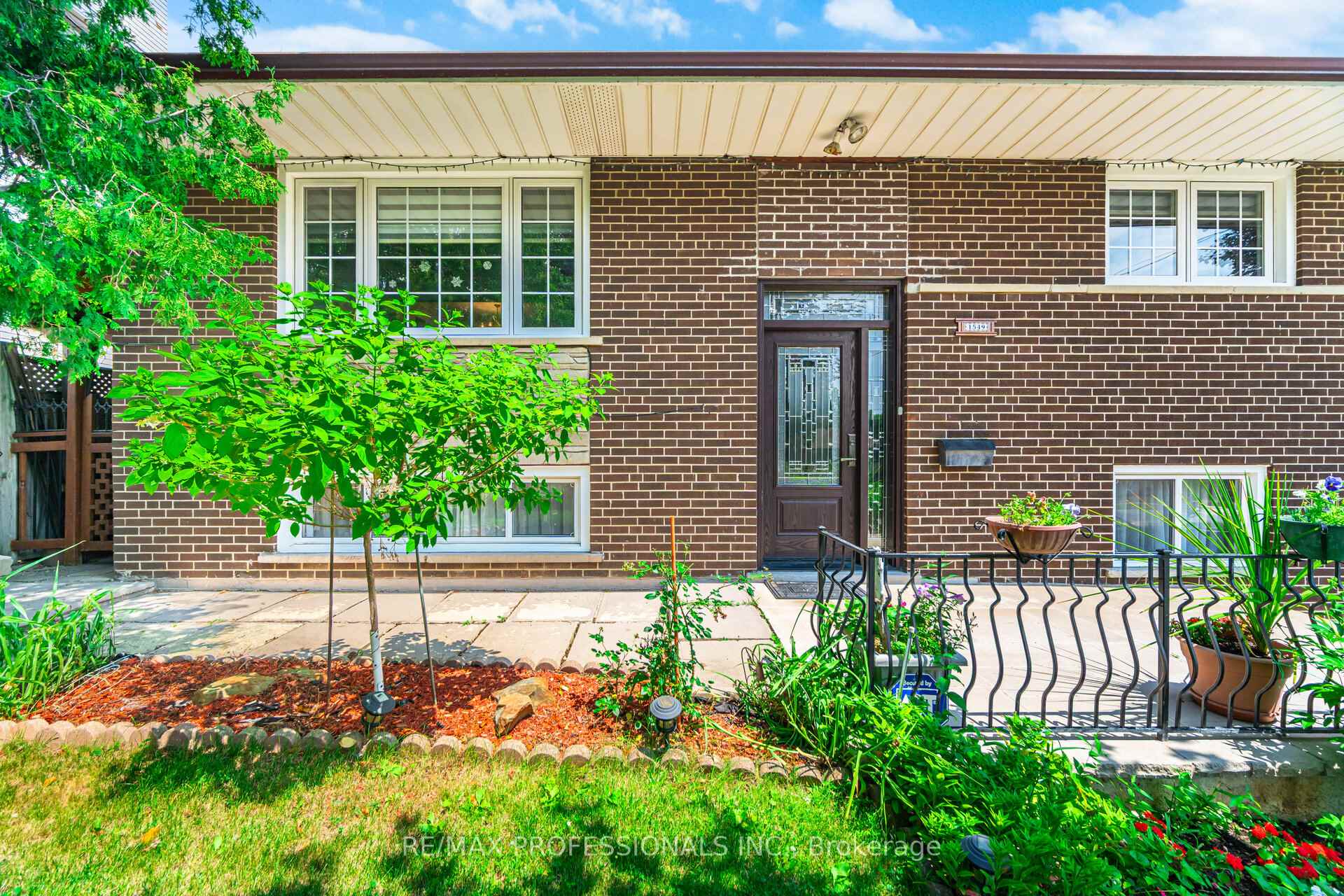 Photo 6 of 1549 Royal York Road, Etobicoke, Humber Heights — HOMEH