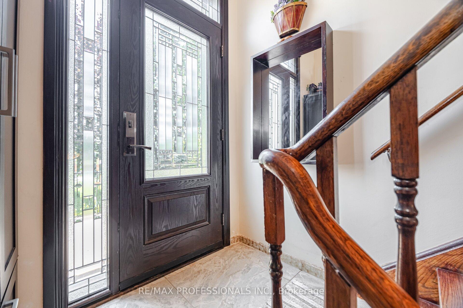 Photo 2 of 1549 Royal York Road, Etobicoke, Humber Heights — HOMEH
