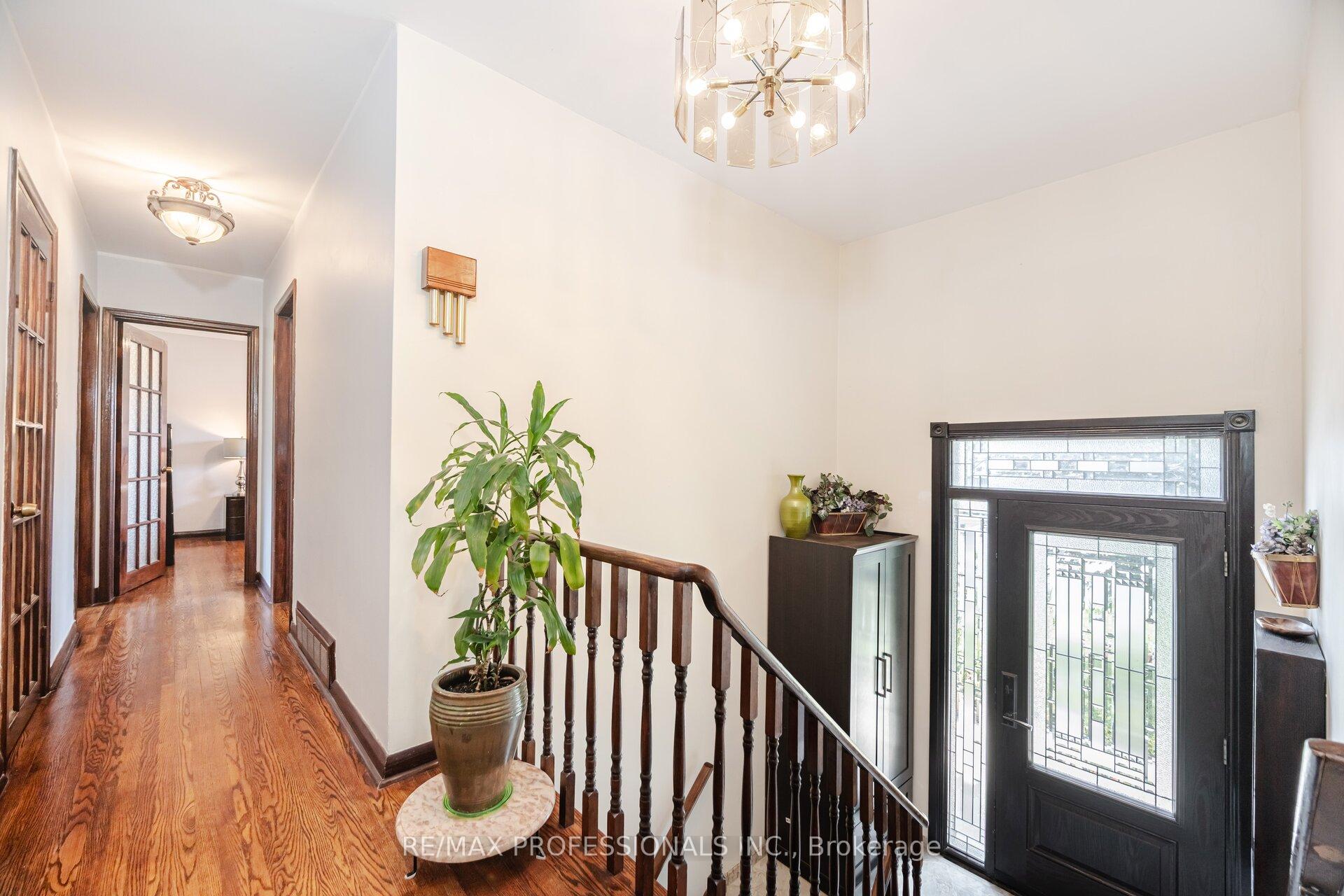 Photo 4 of 1549 Royal York Road, Etobicoke, Humber Heights — HOMEH