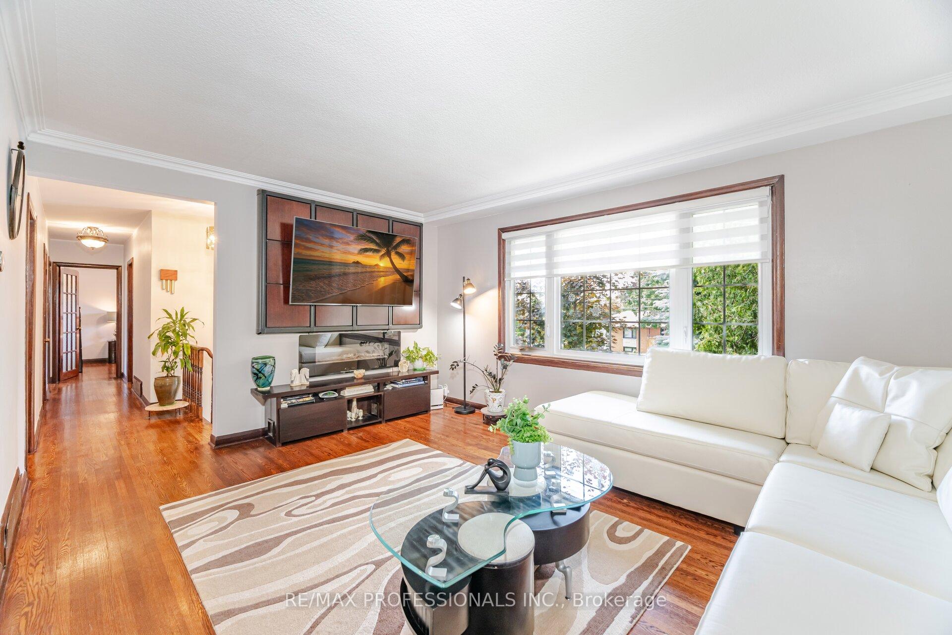 Photo 7 of 1549 Royal York Road, Etobicoke, Humber Heights — HOMEH