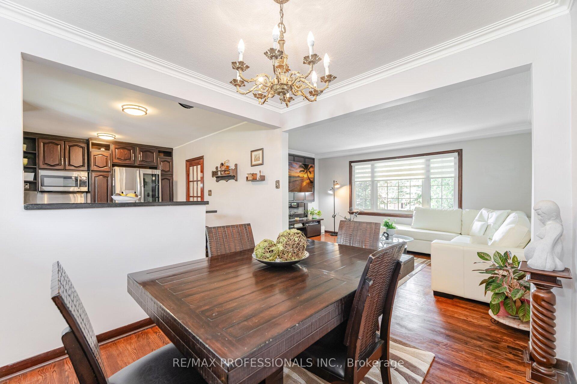 Photo 16 of 1549 Royal York Road, Etobicoke, Humber Heights — HOMEH