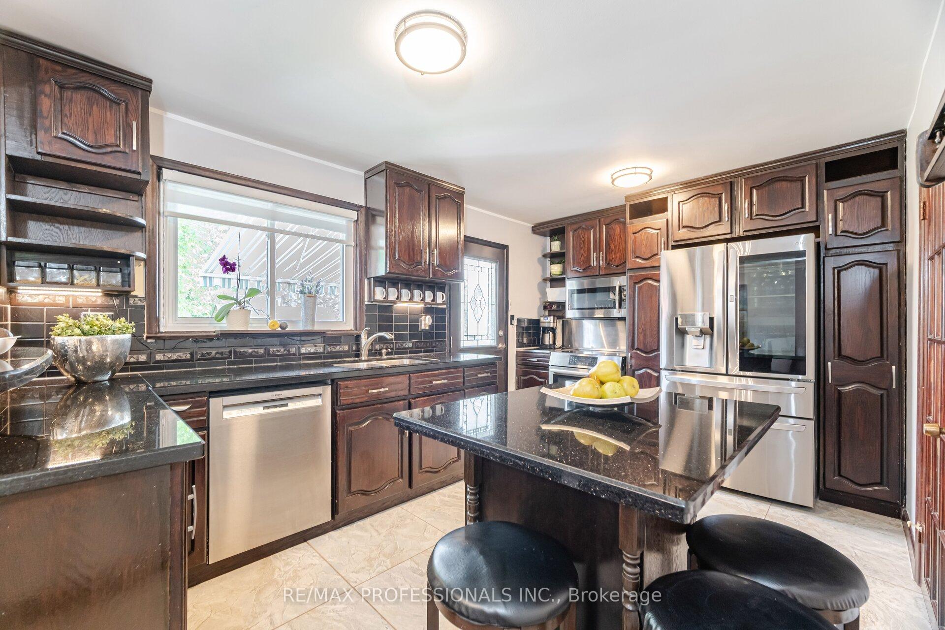 Photo 11 of 1549 Royal York Road, Etobicoke, Humber Heights — HOMEH