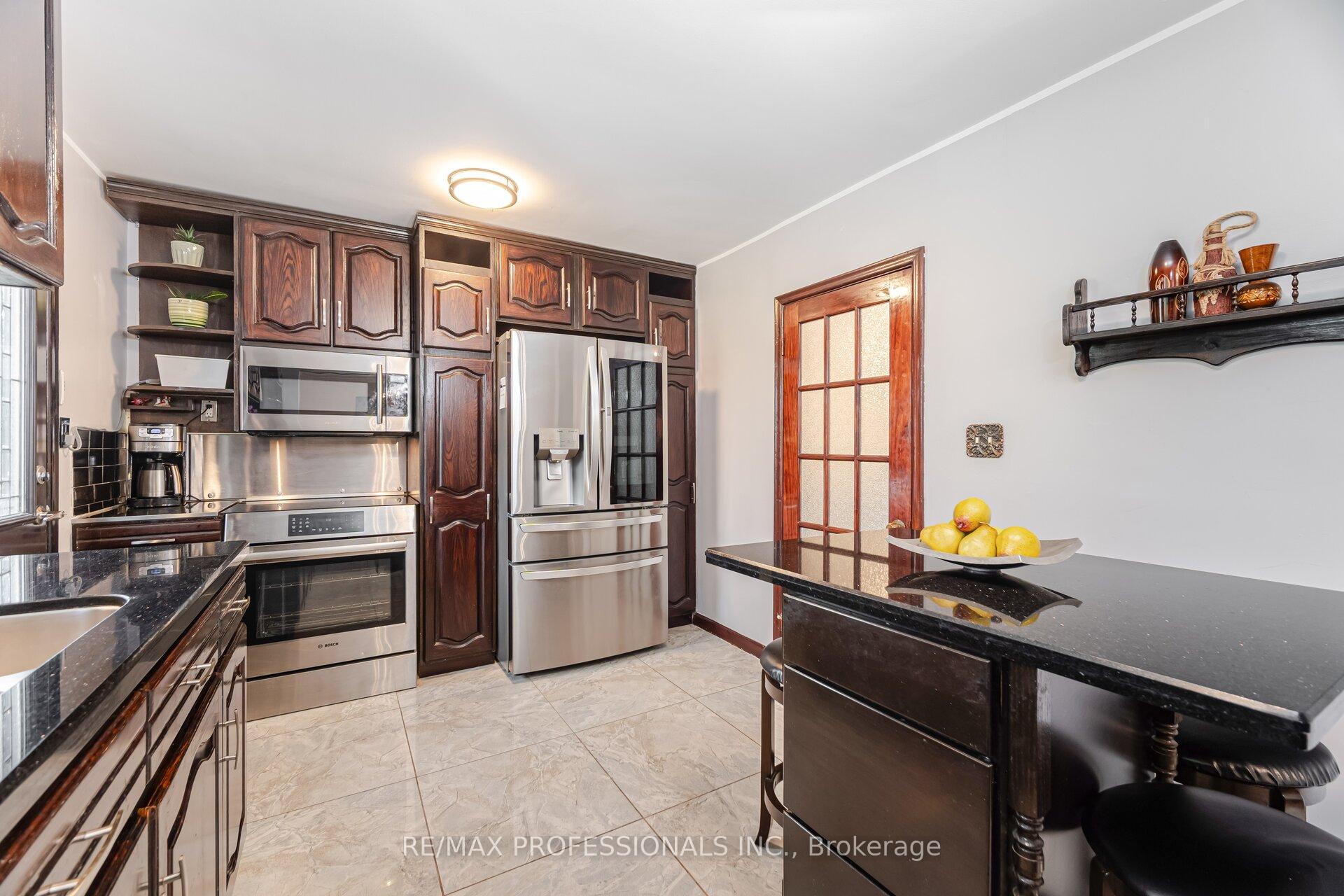 Photo 9 of 1549 Royal York Road, Etobicoke, Humber Heights — HOMEH