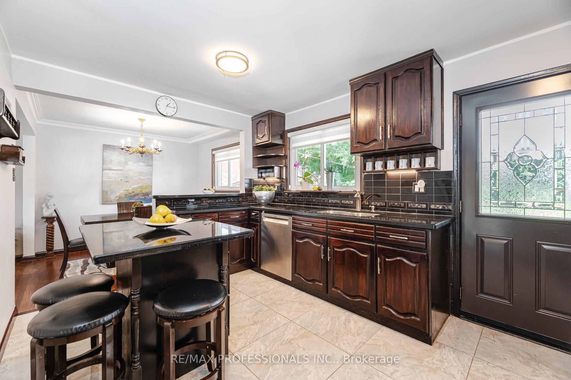 Photo 10 of 1549 Royal York Road, Etobicoke, Humber Heights — HOMEH