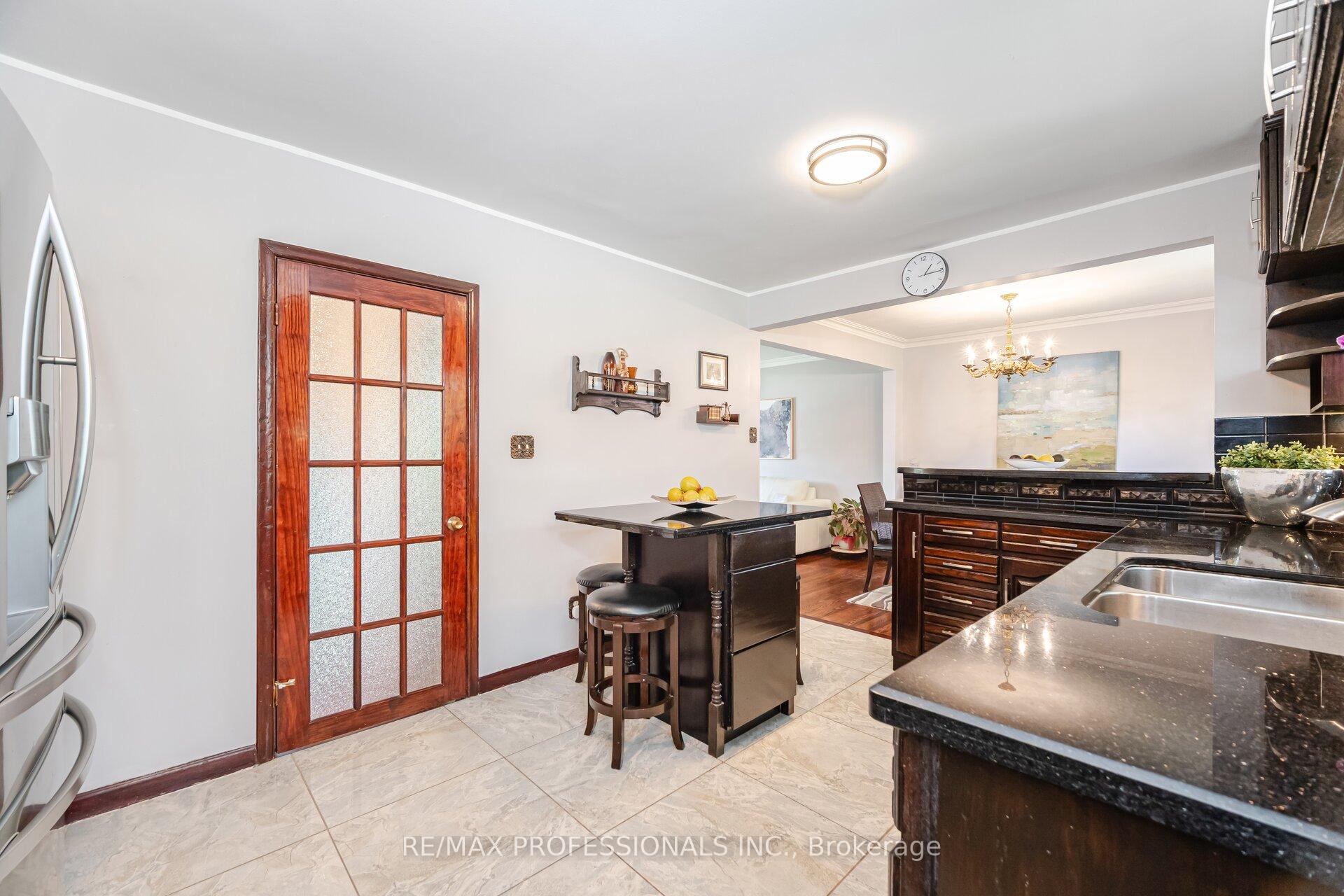 Photo 13 of 1549 Royal York Road, Etobicoke, Humber Heights — HOMEH