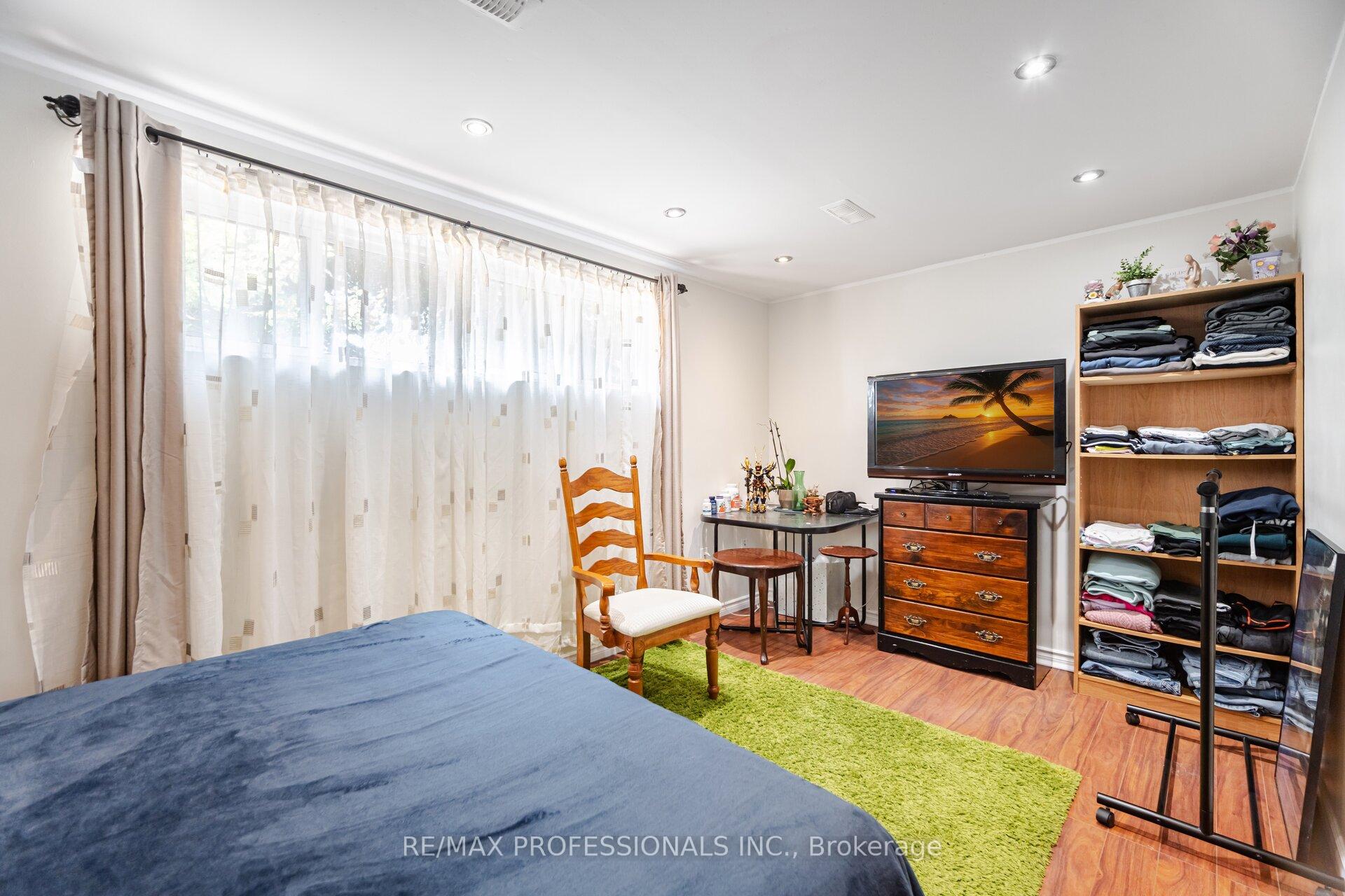 Photo 28 of 1549 Royal York Road, Etobicoke, Humber Heights — HOMEH