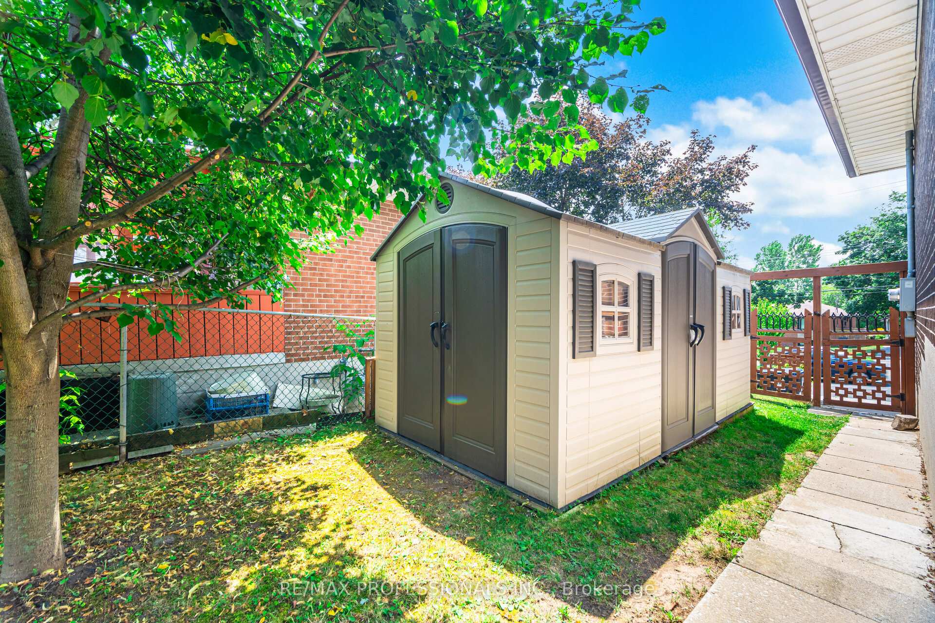 Photo 33 of 1549 Royal York Road, Etobicoke, Humber Heights — HOMEH