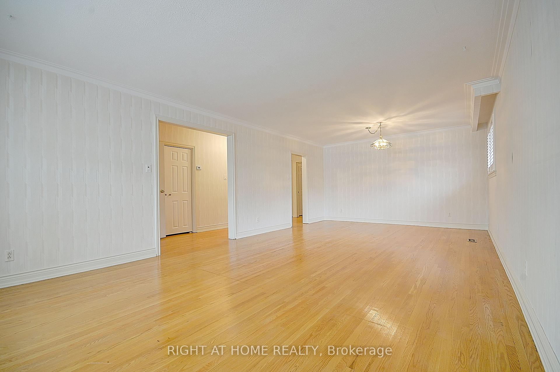 Photo 3 of 43 Hamptonbrook Drive, Etobicoke, Willowridge-Martingrove-Richview — HOMEH