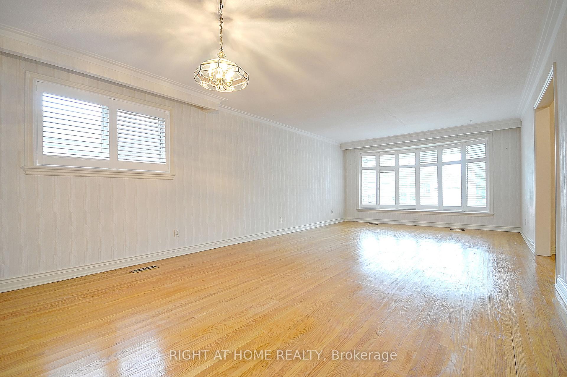 Photo 4 of 43 Hamptonbrook Drive, Etobicoke, Willowridge-Martingrove-Richview — HOMEH
