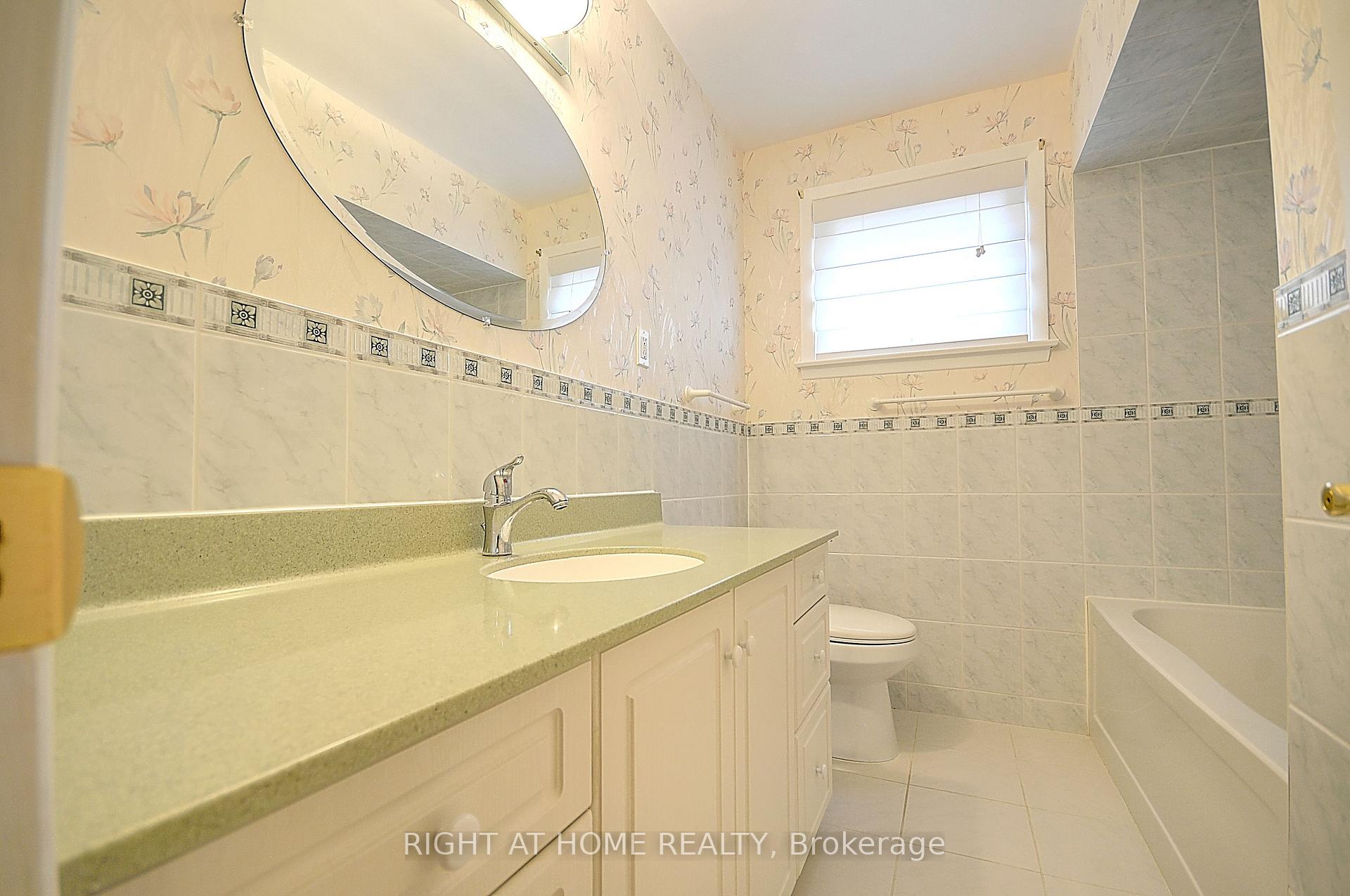 Photo 10 of 43 Hamptonbrook Drive, Etobicoke, Willowridge-Martingrove-Richview — HOMEH