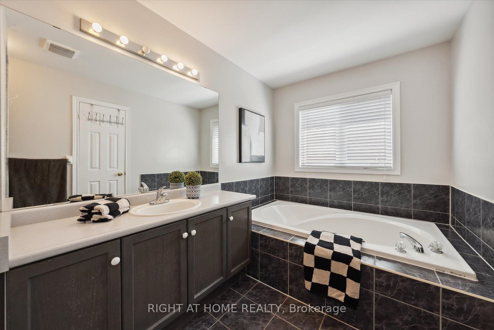 Photo 51 of 132 Hollandview Trail, Aurora, Bayview Wellington — HOMEH