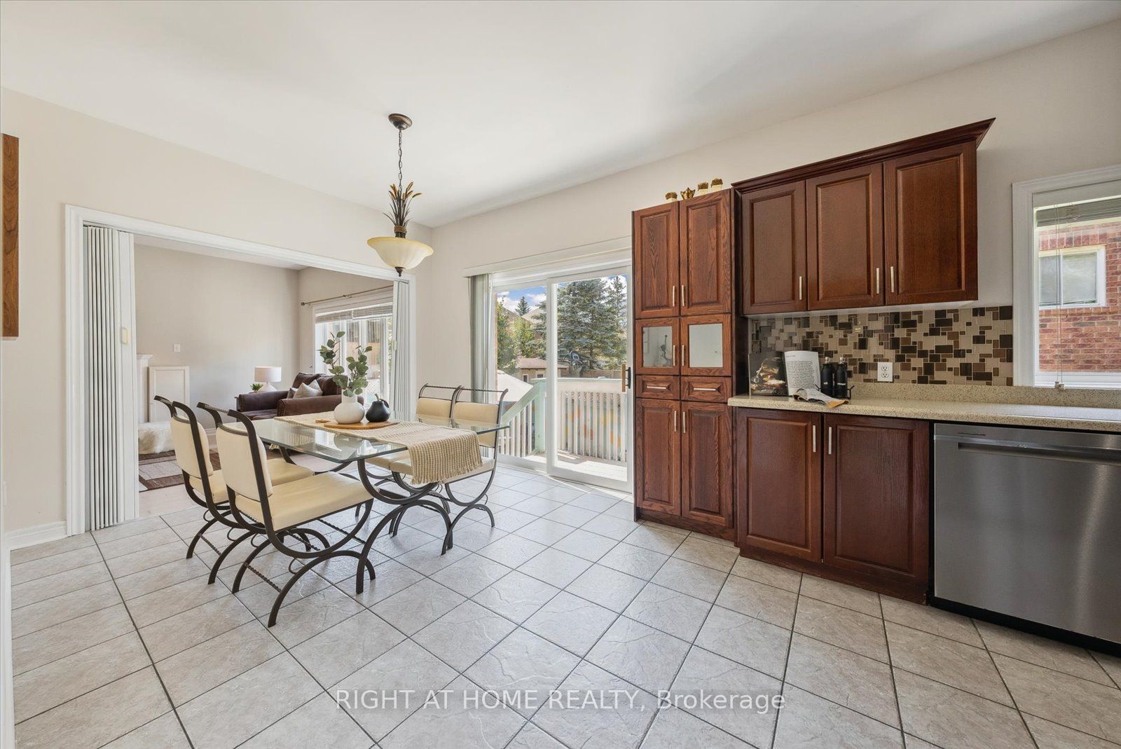 Photo 44 of 132 Hollandview Trail, Aurora, Bayview Wellington — HOMEH