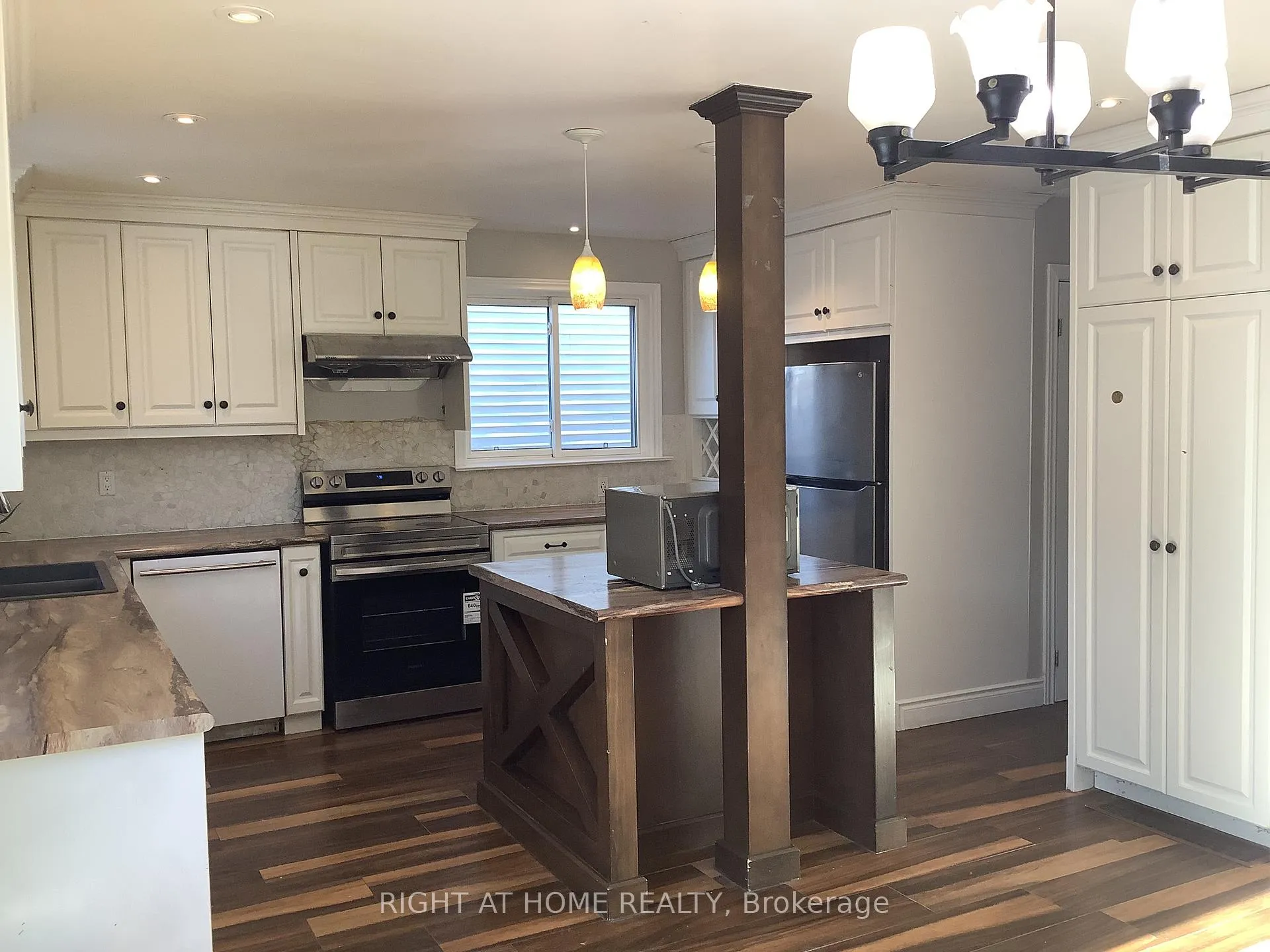 Photo 3 of 11 Rosenfeld Drive, Barrie, Grove East — HOMEH