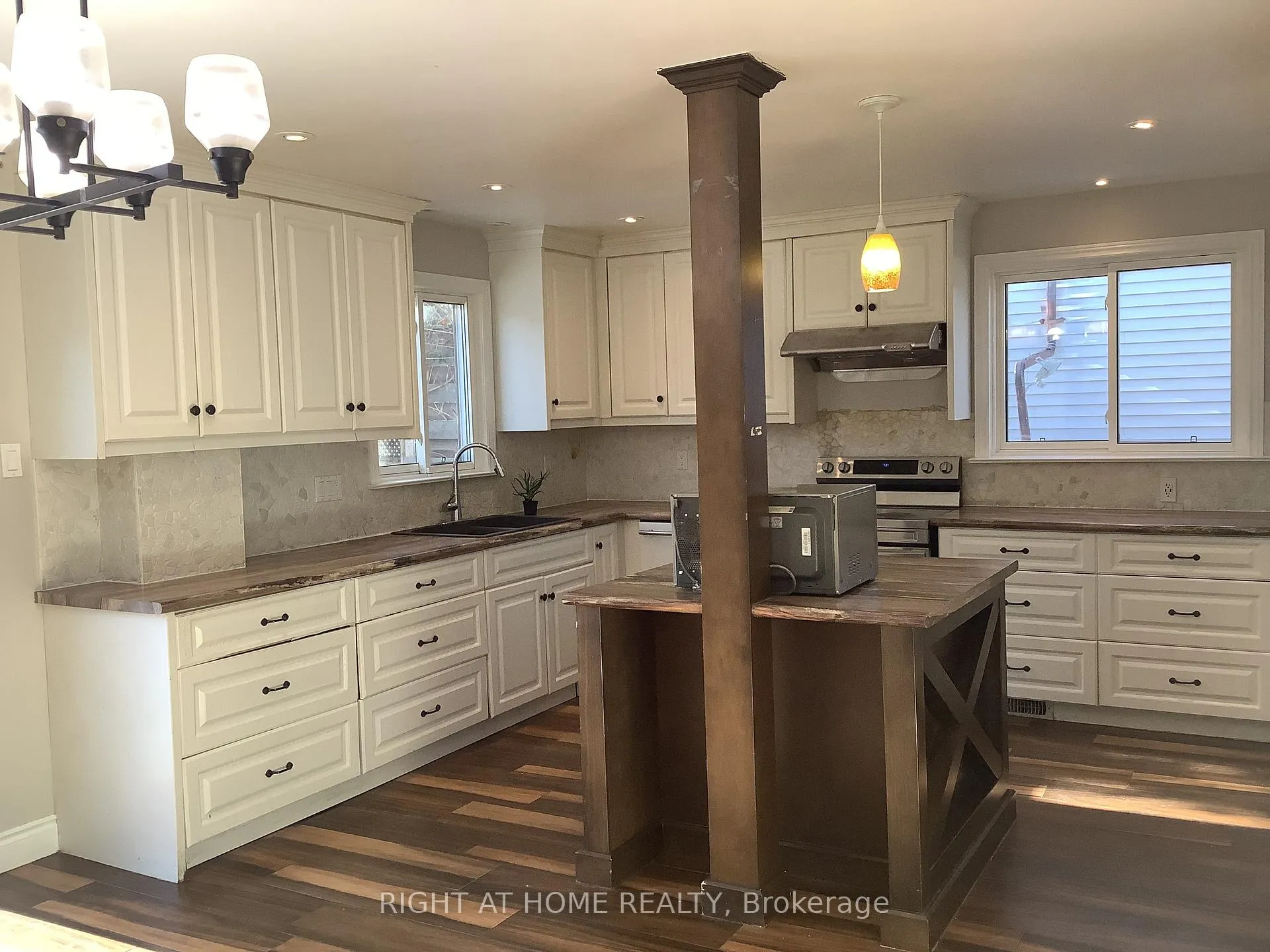 Photo 5 of 11 Rosenfeld Drive, Barrie, Grove East — HOMEH