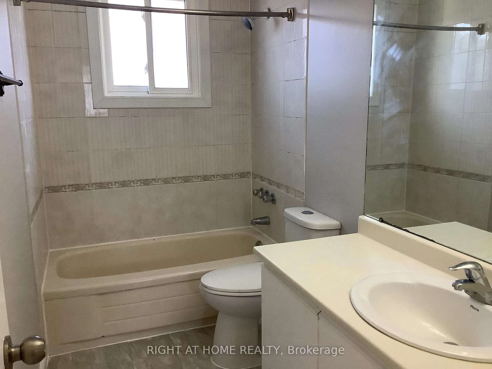 Photo 15 of 11 Rosenfeld Drive, Barrie, Grove East — HOMEH