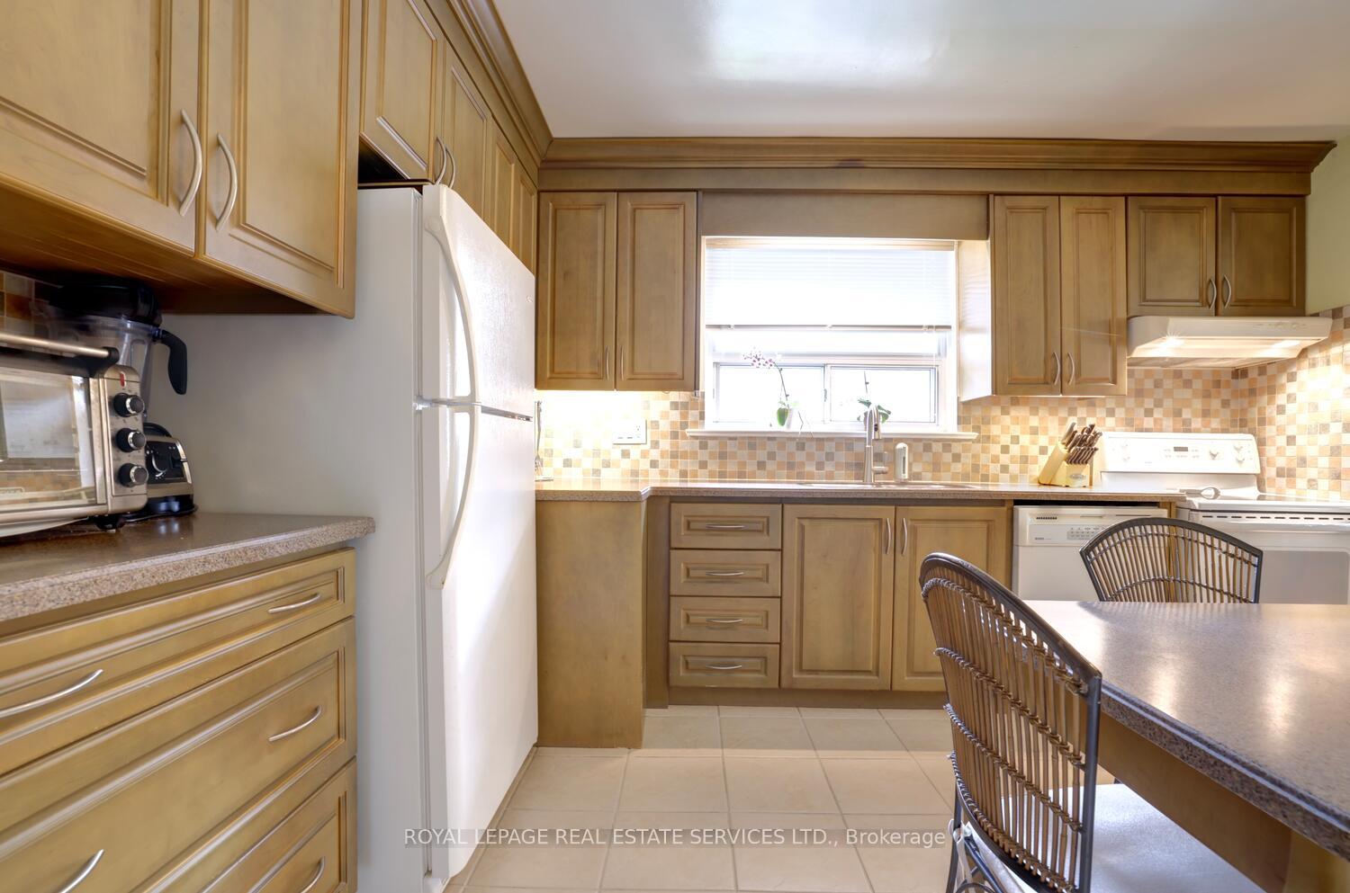 Photo 7 of 26 Cromer Place, Etobicoke, Willowridge-Martingrove-Richview — HOMEH