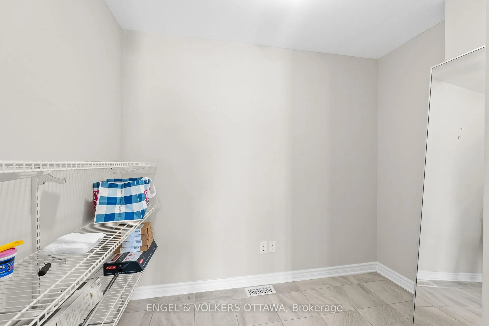 Photo 20 of 39 Stockholm Private, Ottawa, Riverside South/Gloucester Glen — HOMEH