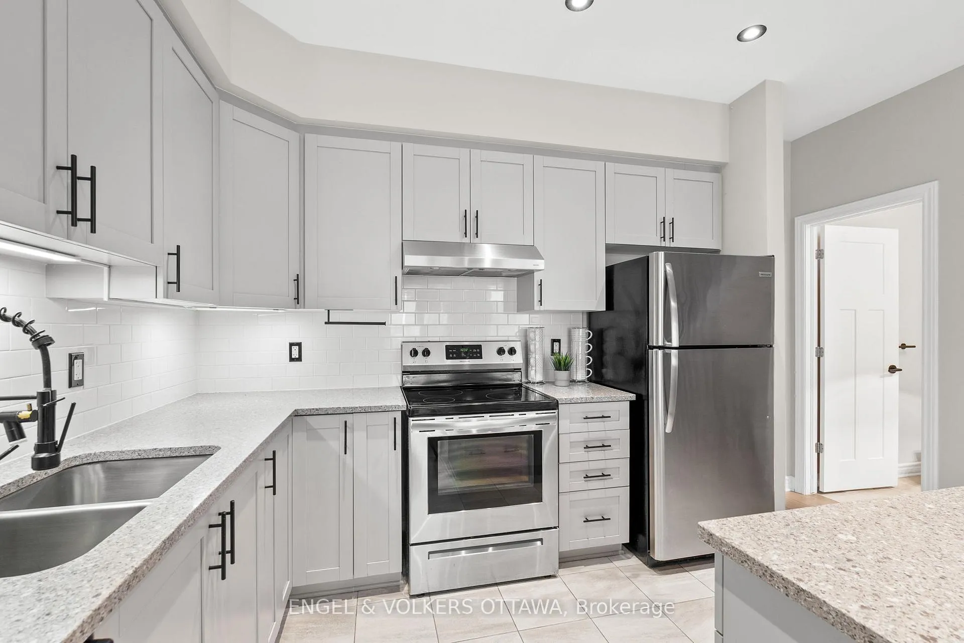 Photo 28 of 39 Stockholm Private, Ottawa, Riverside South/Gloucester Glen — HOMEH