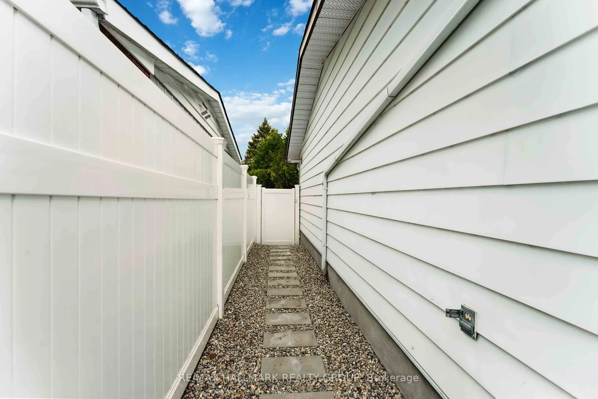 Photo 128 of 2425 Ogilvie Road, Ottawa, Beacon Hill North — HOMEH