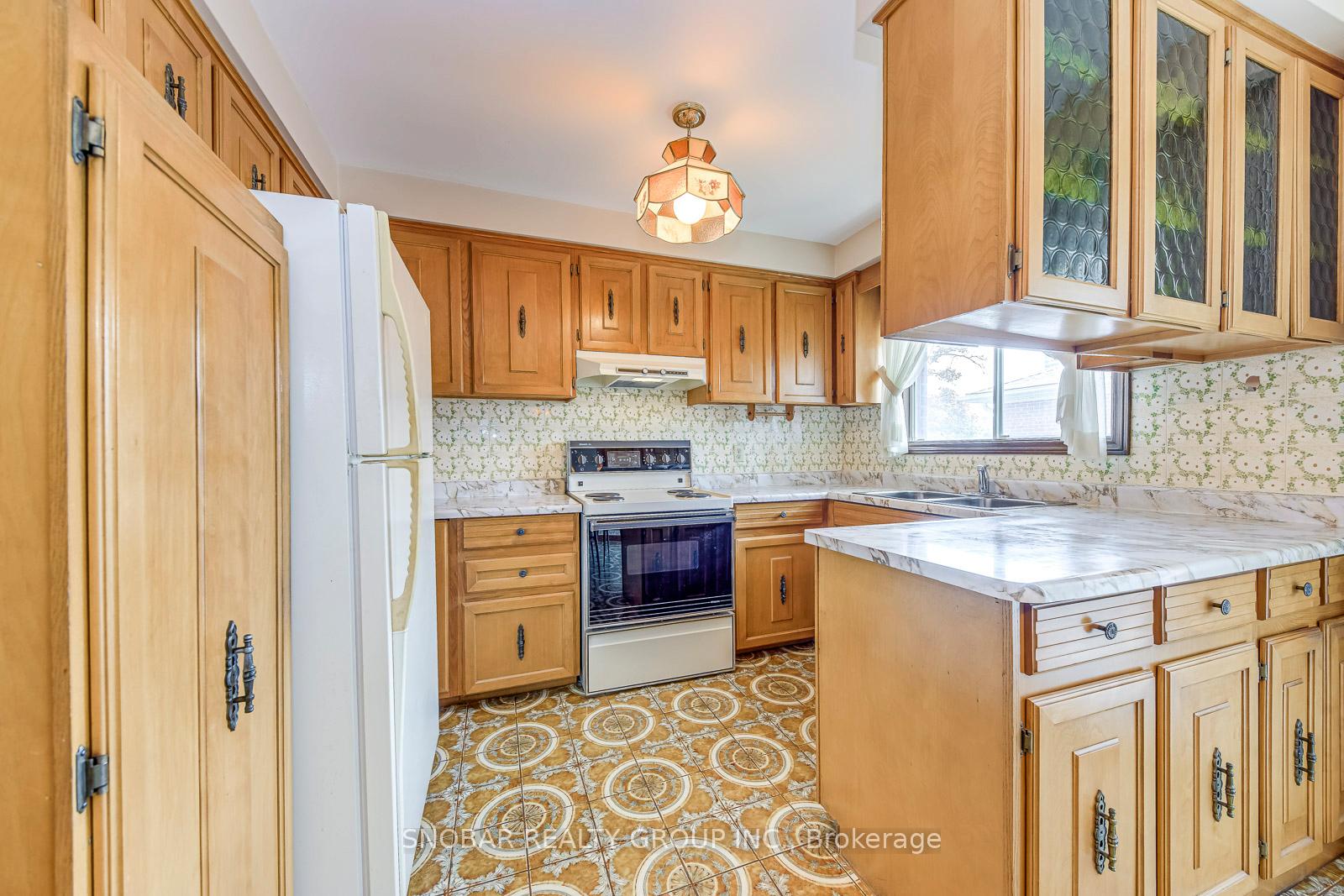 Photo 15 of 9A Kingsview Boulevard, Etobicoke, Kingsview Village-The Westway — HOMEH