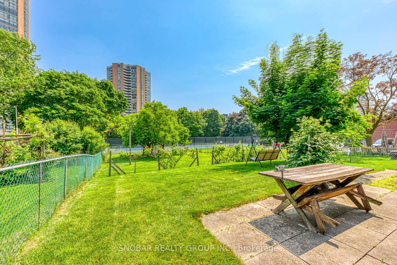 Photo 12 of 9A Kingsview Boulevard, Etobicoke, Kingsview Village-The Westway — HOMEH