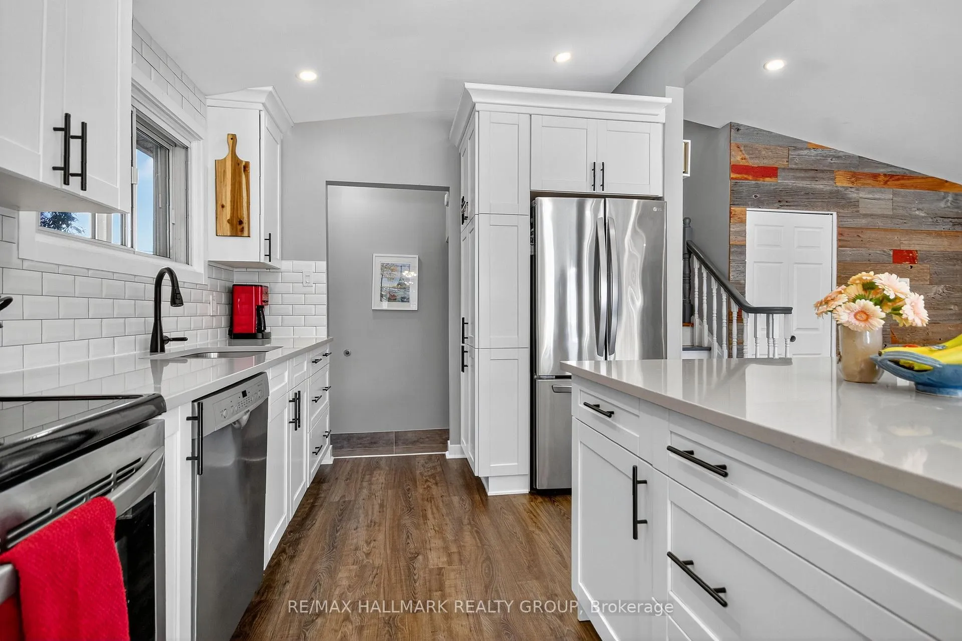 Photo 14 of 2074 Featherston Drive, Ottawa, Guildwood Estates - Urbandale Acres — HOMEH