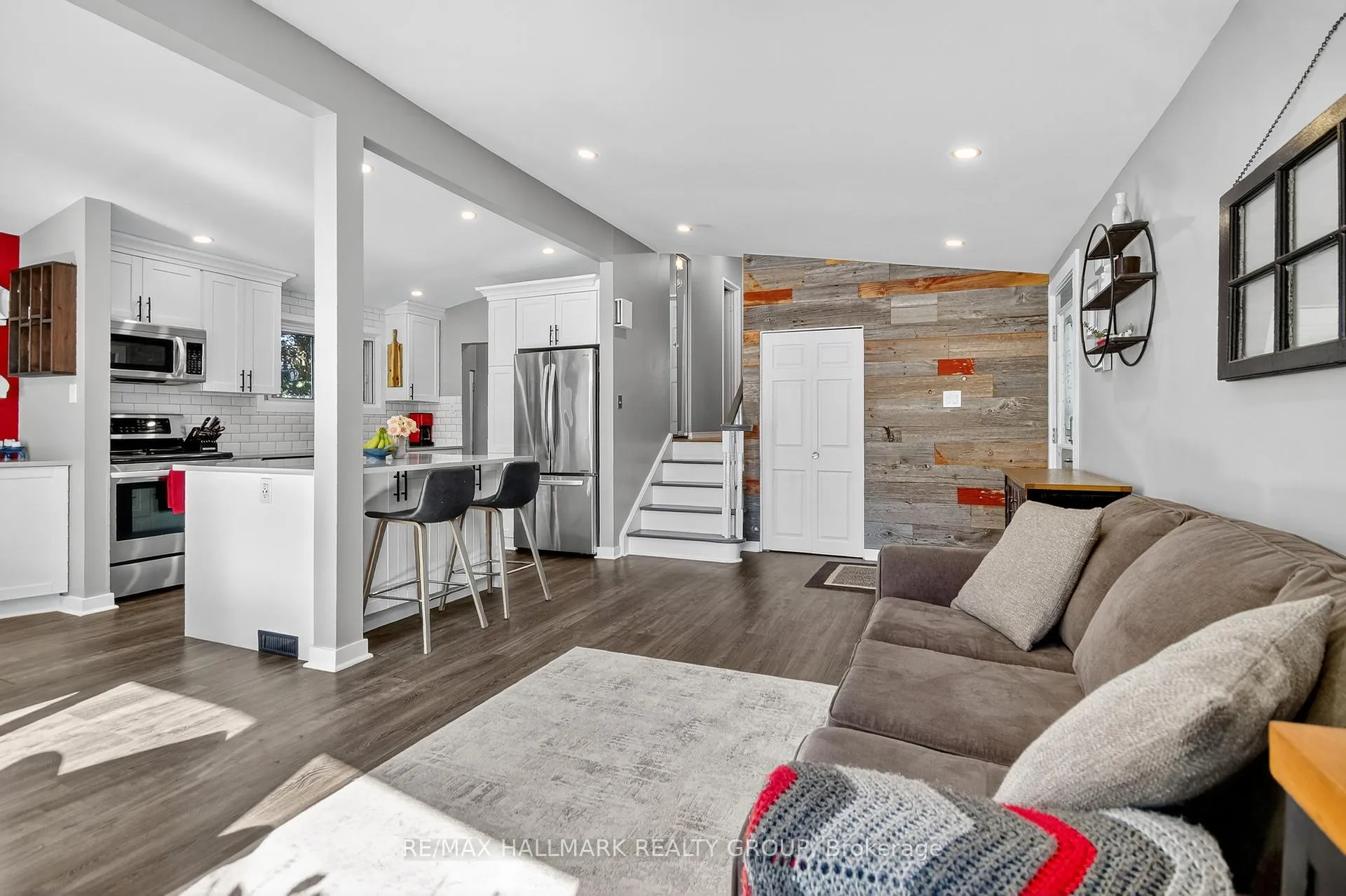 Photo 26 of 2074 Featherston Drive, Ottawa, Guildwood Estates - Urbandale Acres — HOMEH