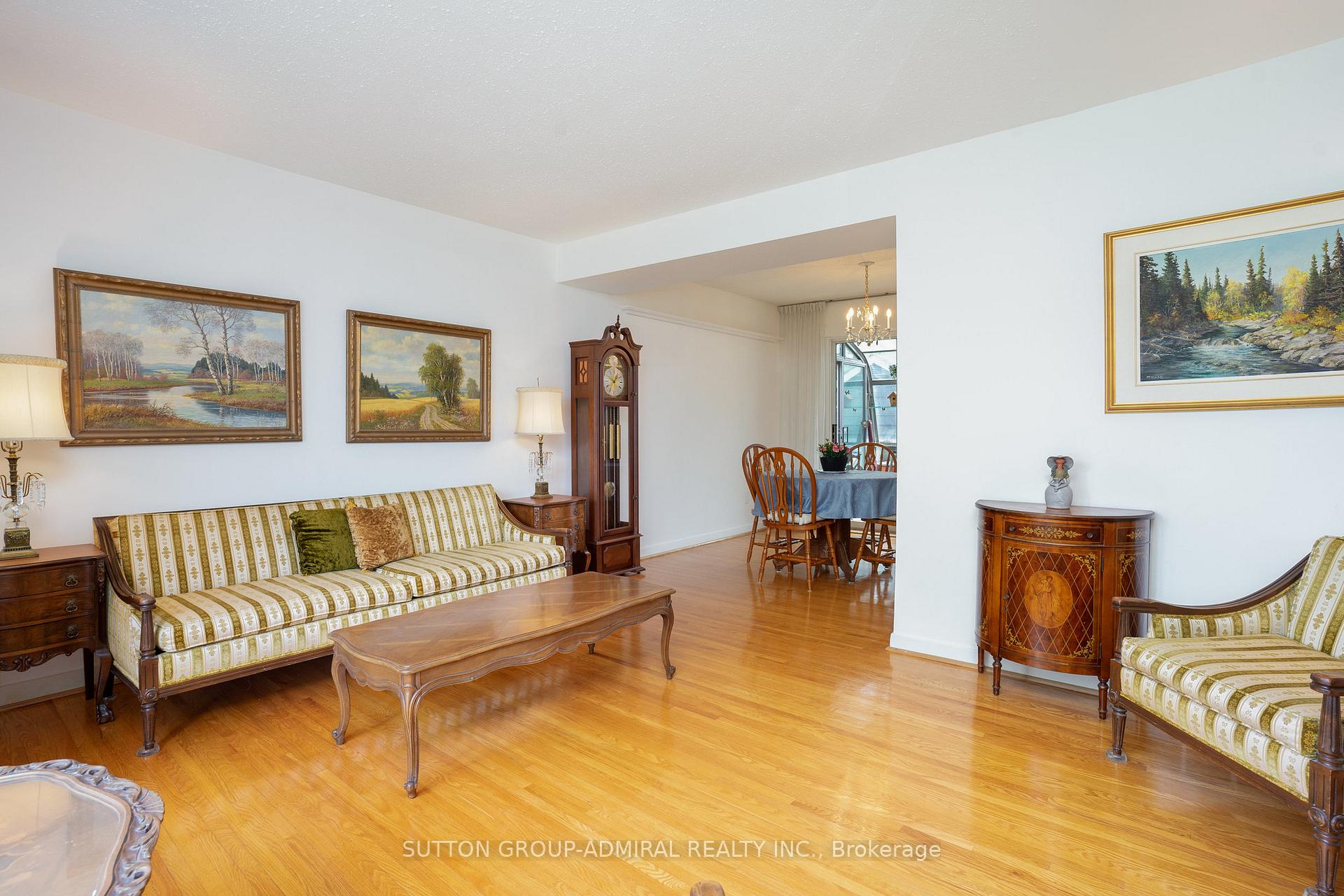 Photo 11 of 43 Vanderbrent Crescent, Etobicoke, Willowridge-Martingrove-Richview — HOMEH