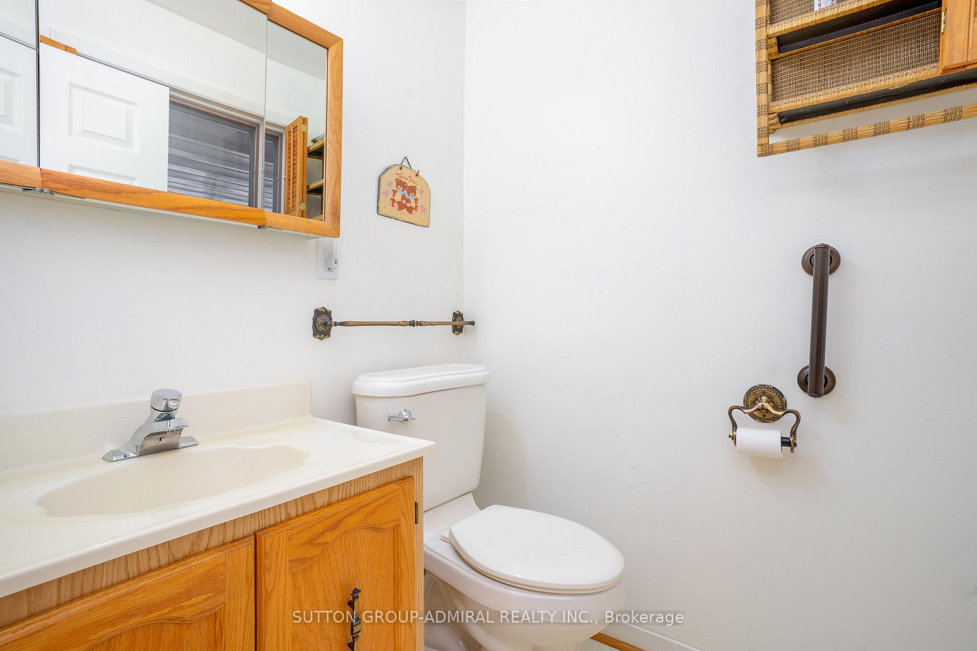 Photo 22 of 43 Vanderbrent Crescent, Etobicoke, Willowridge-Martingrove-Richview — HOMEH