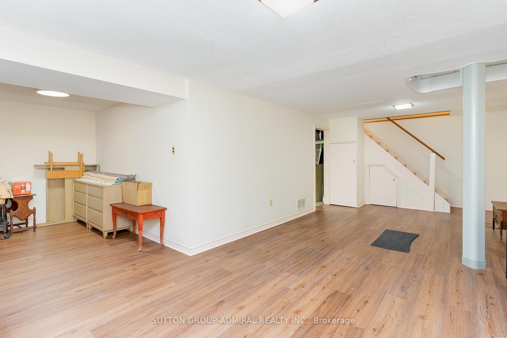 Photo 23 of 43 Vanderbrent Crescent, Etobicoke, Willowridge-Martingrove-Richview — HOMEH