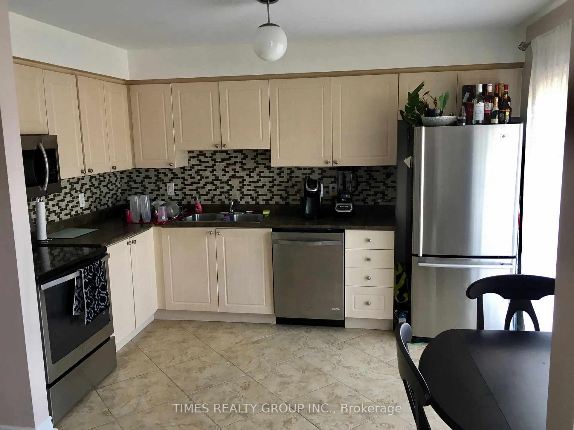 Photo 4 of 30 Claire Drive, Barrie, Painswick South — HOMEH