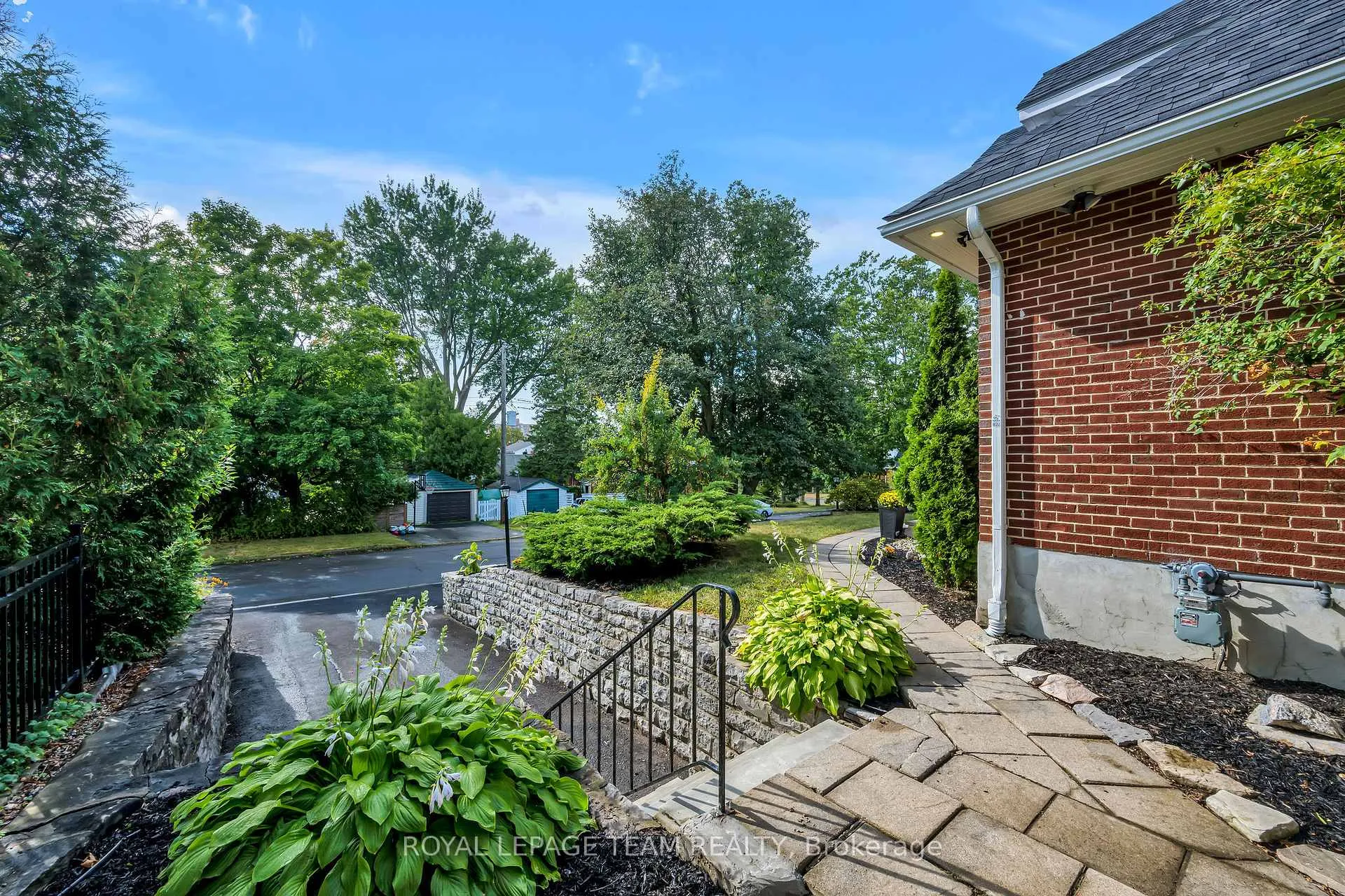 Photo 401 of 2233 Beaver Avenue, Ottawa, Alta Vista — HOMEH