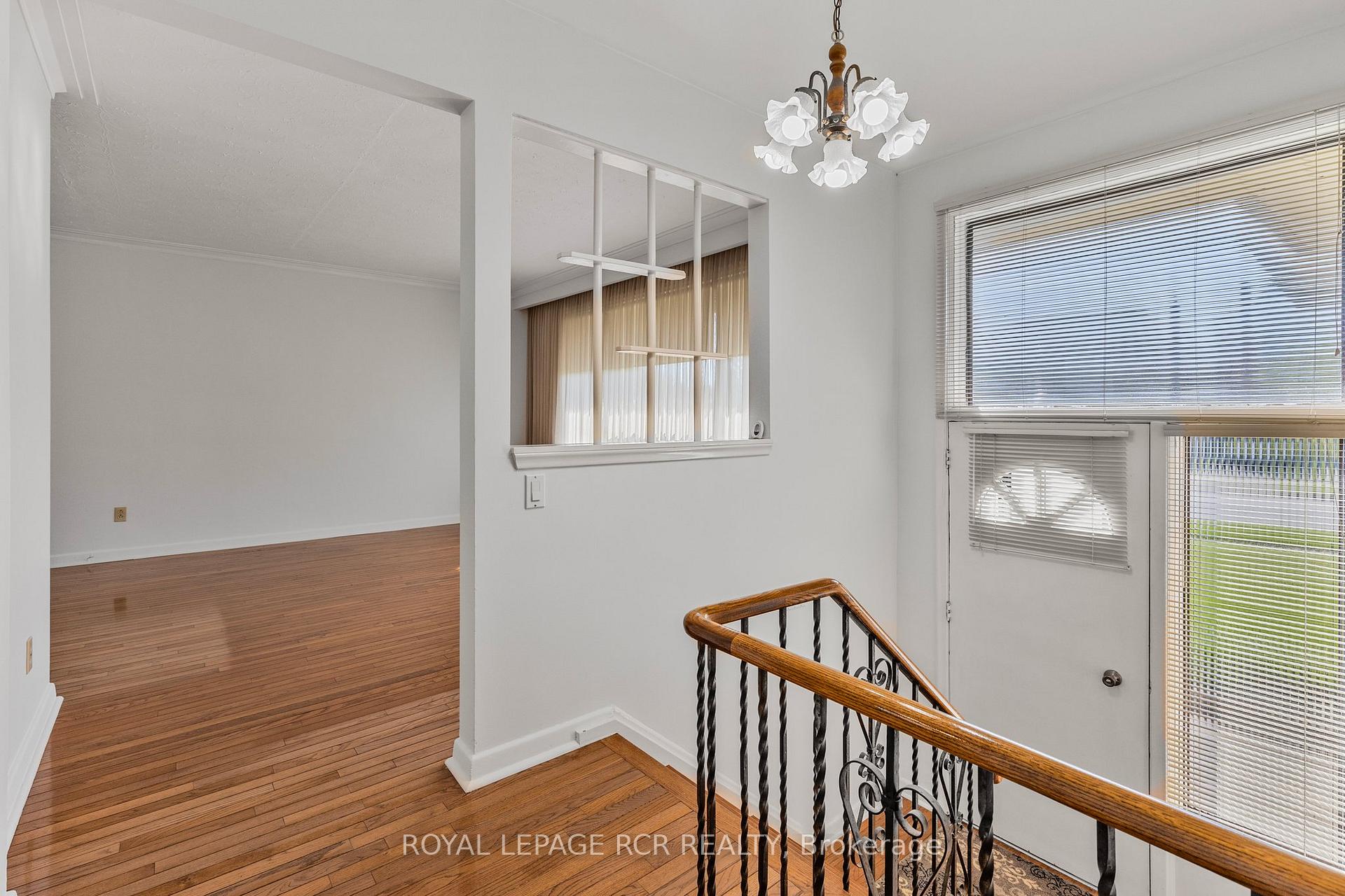 Photo 5 of 26 Ludstone Drive, Etobicoke, Willowridge-Martingrove-Richview — HOMEH