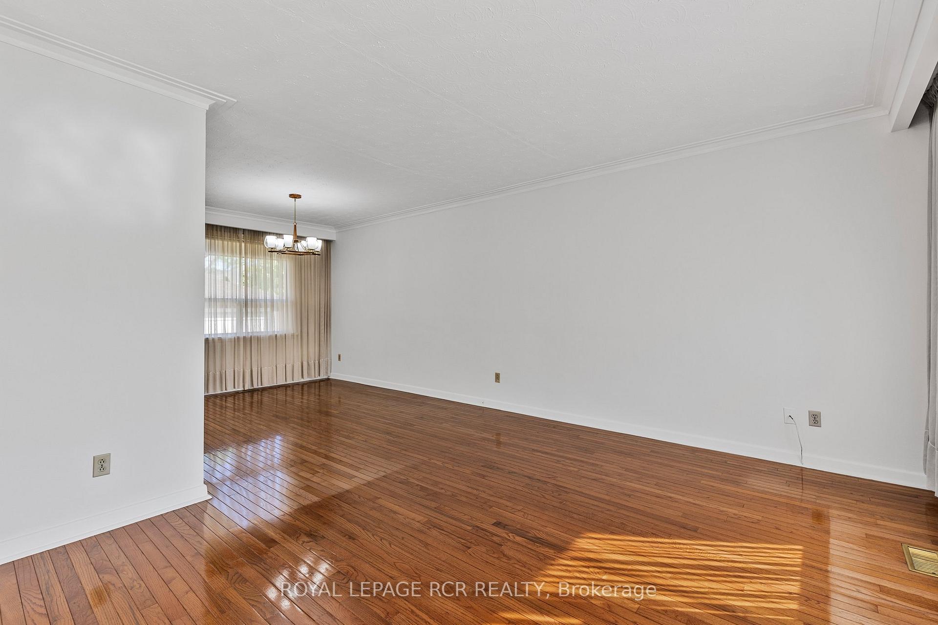 Photo 8 of 26 Ludstone Drive, Etobicoke, Willowridge-Martingrove-Richview — HOMEH