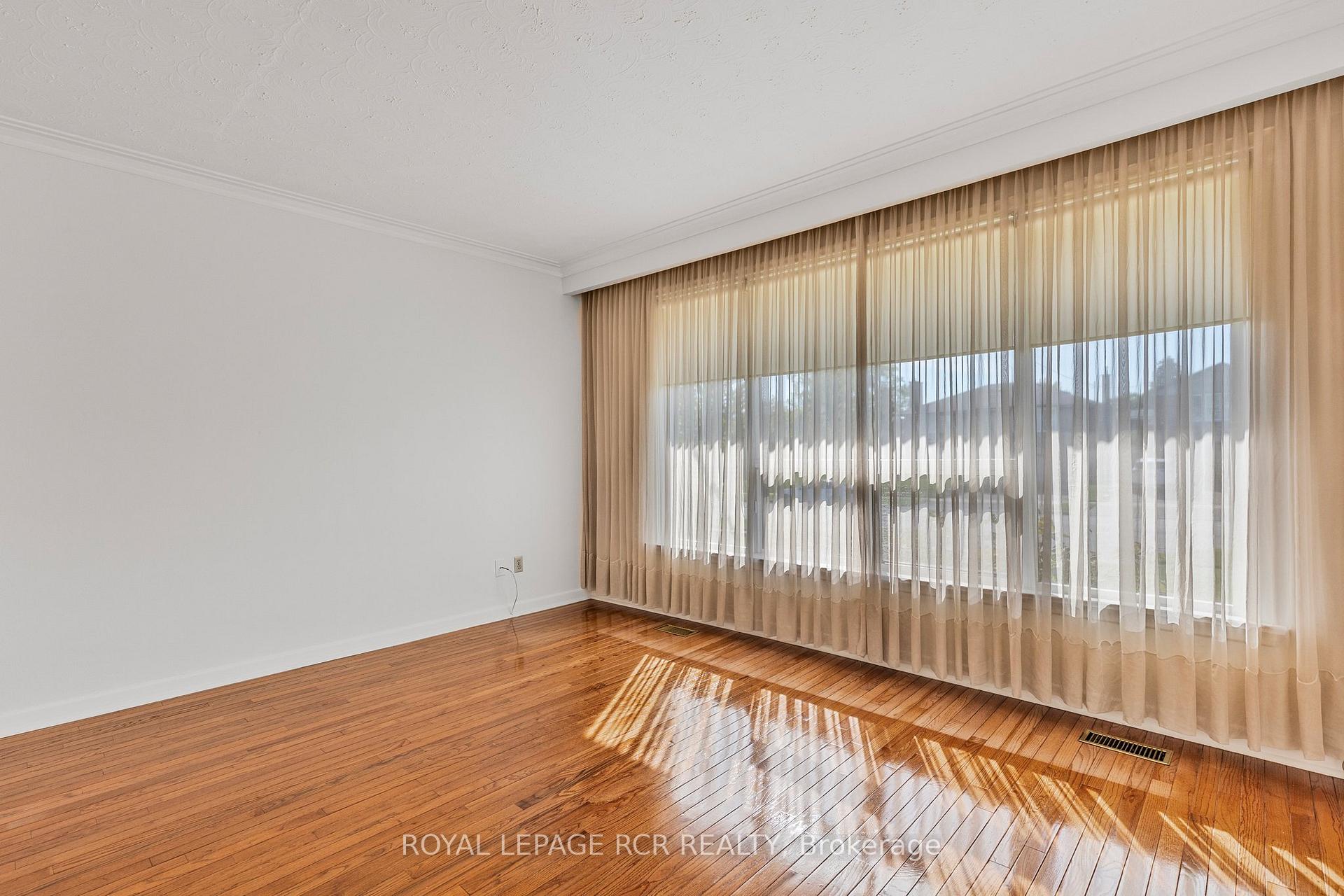 Photo 9 of 26 Ludstone Drive, Etobicoke, Willowridge-Martingrove-Richview — HOMEH