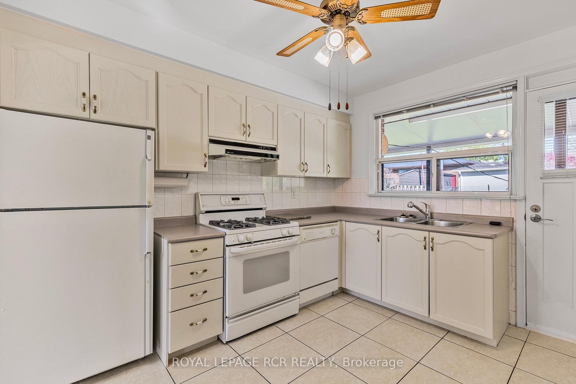 Photo 12 of 26 Ludstone Drive, Etobicoke, Willowridge-Martingrove-Richview — HOMEH