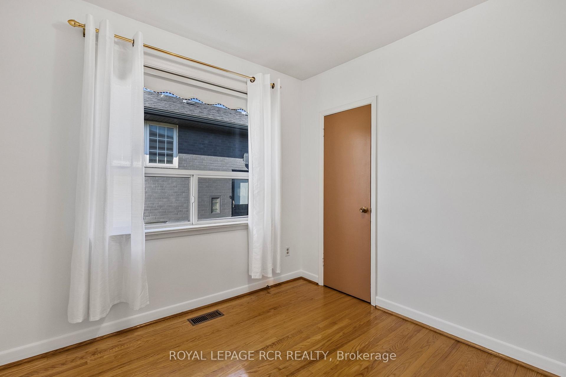 Photo 13 of 26 Ludstone Drive, Etobicoke, Willowridge-Martingrove-Richview — HOMEH