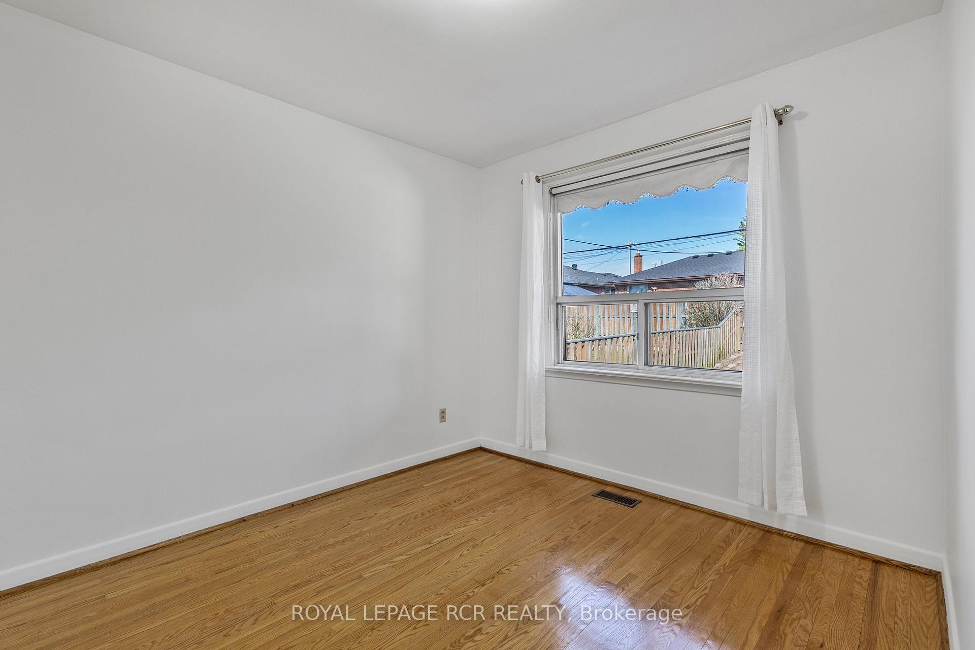 Photo 16 of 26 Ludstone Drive, Etobicoke, Willowridge-Martingrove-Richview — HOMEH