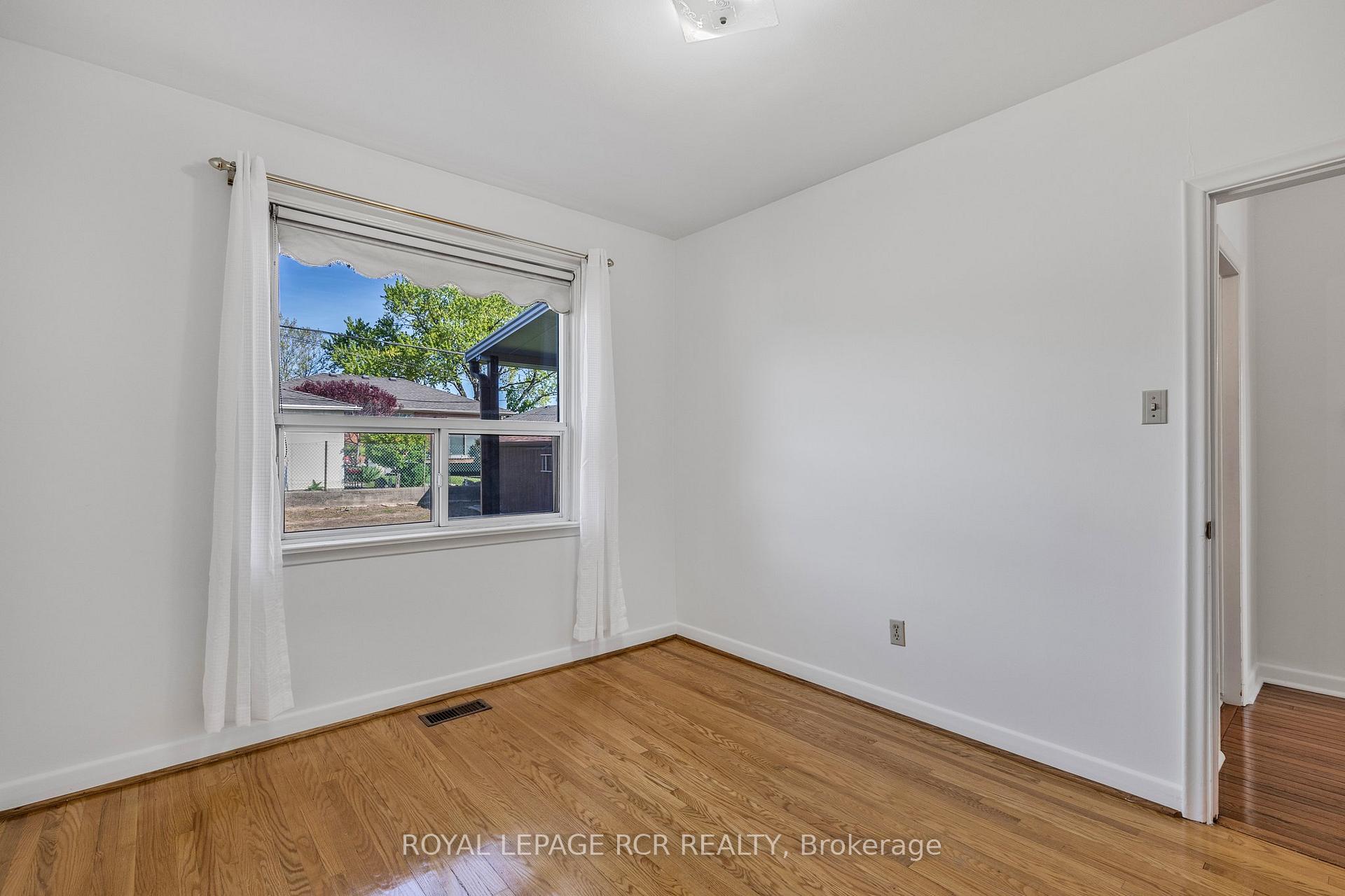 Photo 17 of 26 Ludstone Drive, Etobicoke, Willowridge-Martingrove-Richview — HOMEH