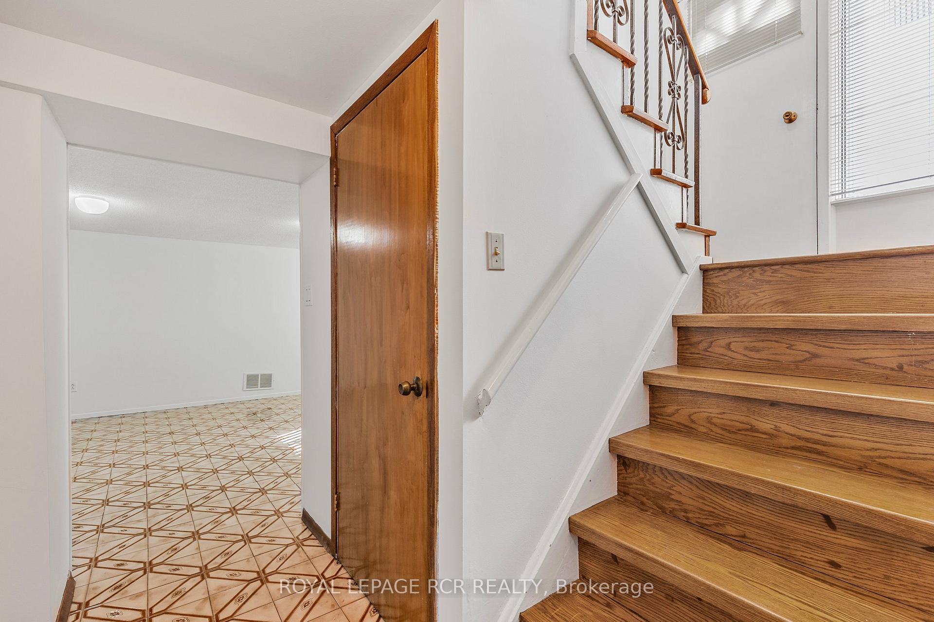 Photo 18 of 26 Ludstone Drive, Etobicoke, Willowridge-Martingrove-Richview — HOMEH