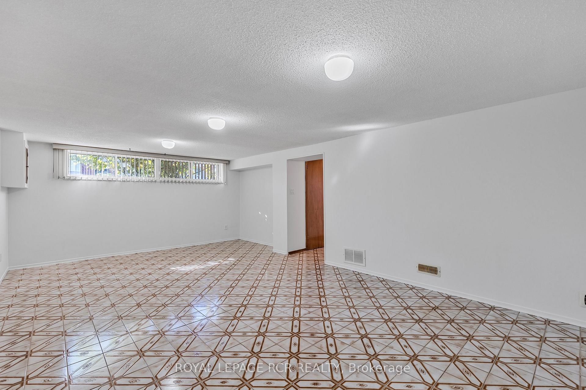 Photo 21 of 26 Ludstone Drive, Etobicoke, Willowridge-Martingrove-Richview — HOMEH